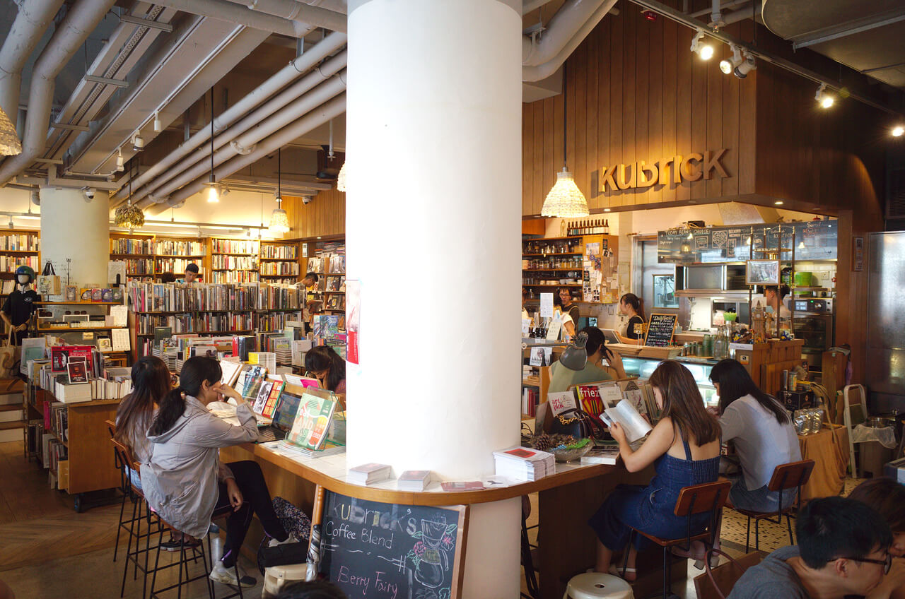 La café-librairie.cinéma KUBRIK à Hong Kong