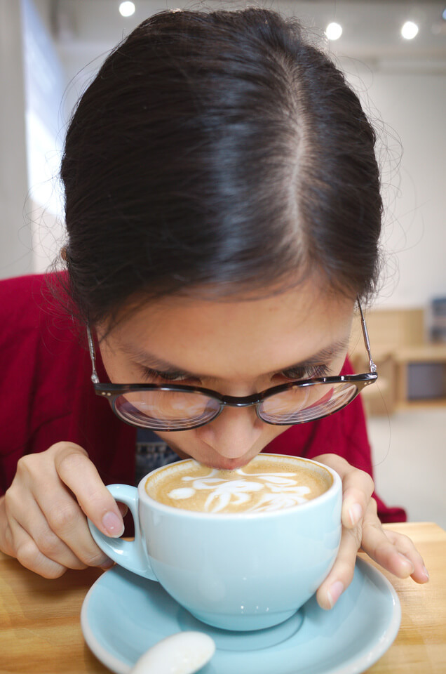 Clara goûte son café à Preface à Hong Kong