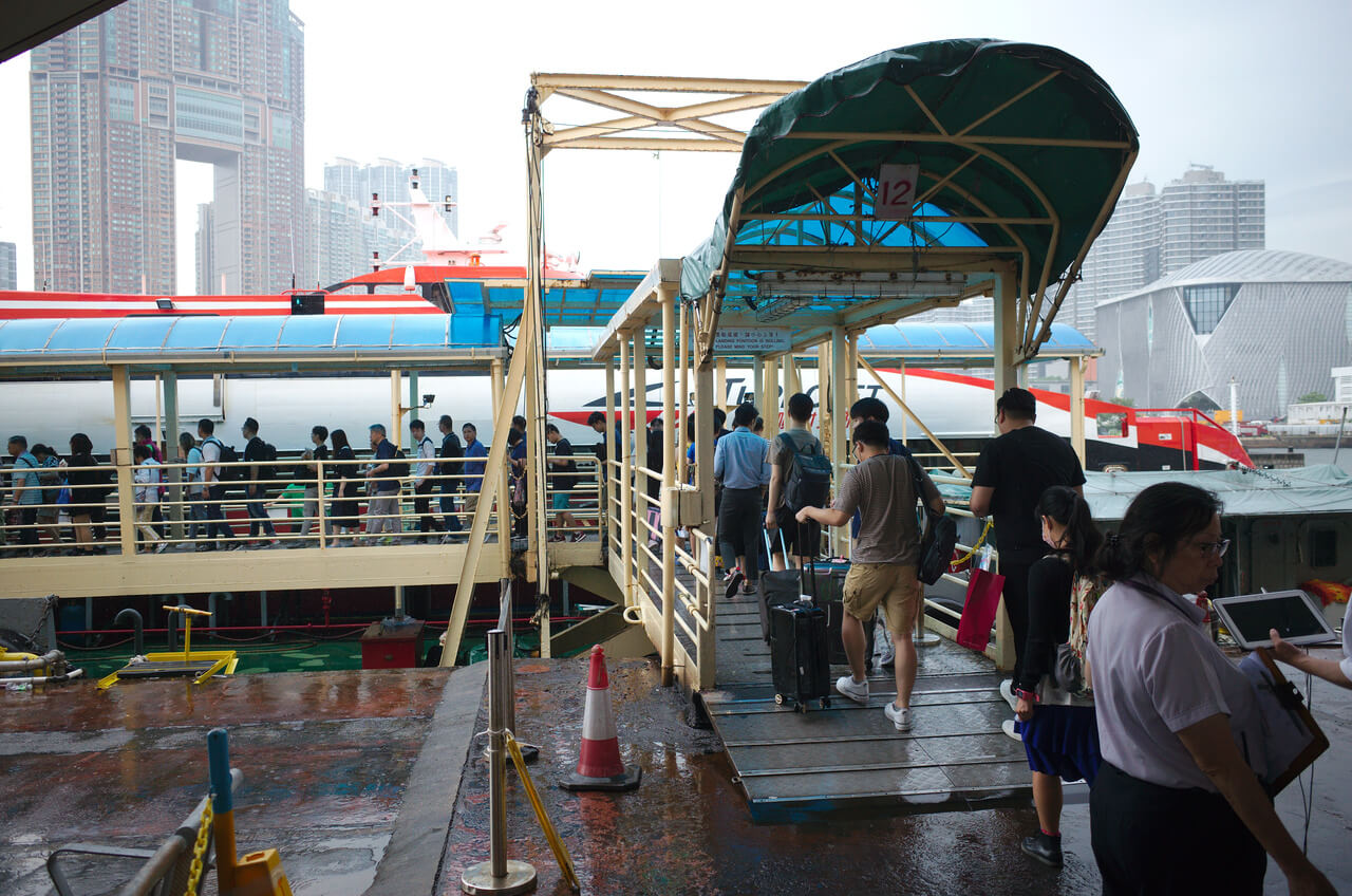 Embarquement sur le ferry pour Macao à Hong Kong