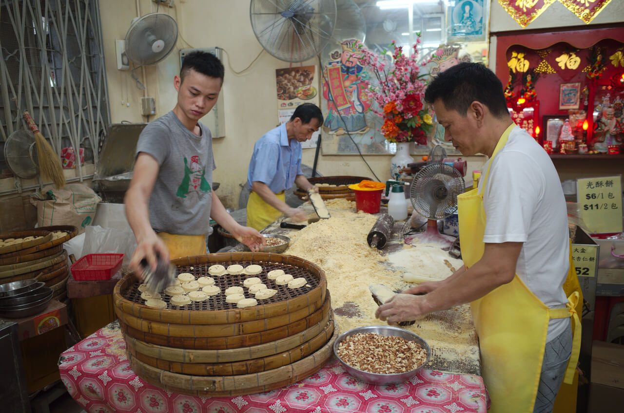 Fabrication de biscuits dans la pasteleria Chui Heong à Macao