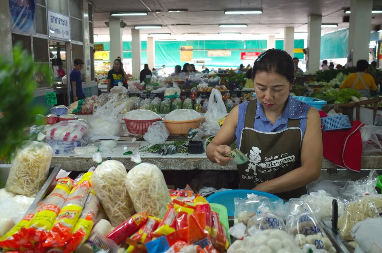 Vendeuse de nouilles et tofu au marché Thanin à Chiang Mai