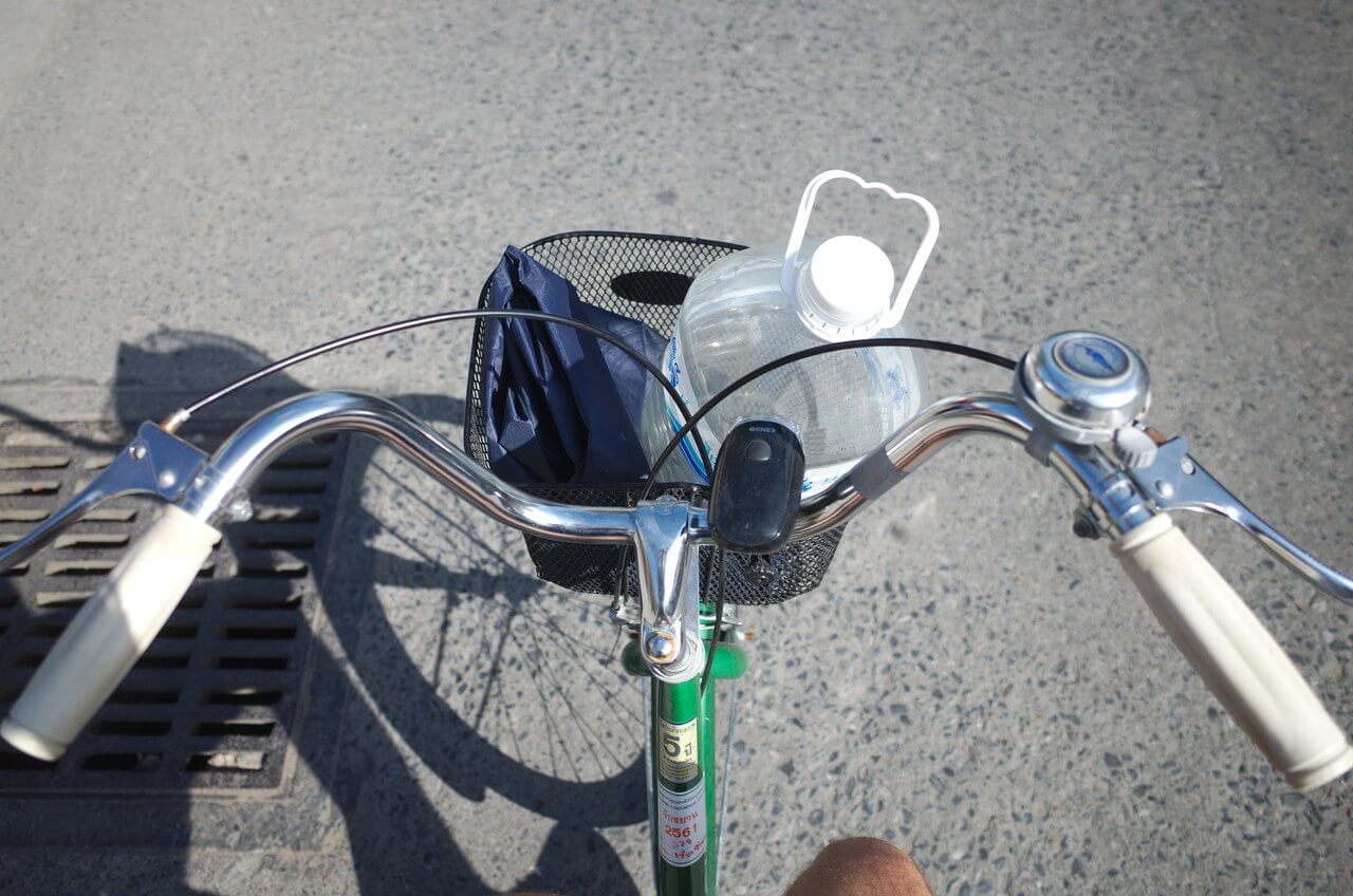 Bidon dans le panier du vélo de Robin à Chiang Mai