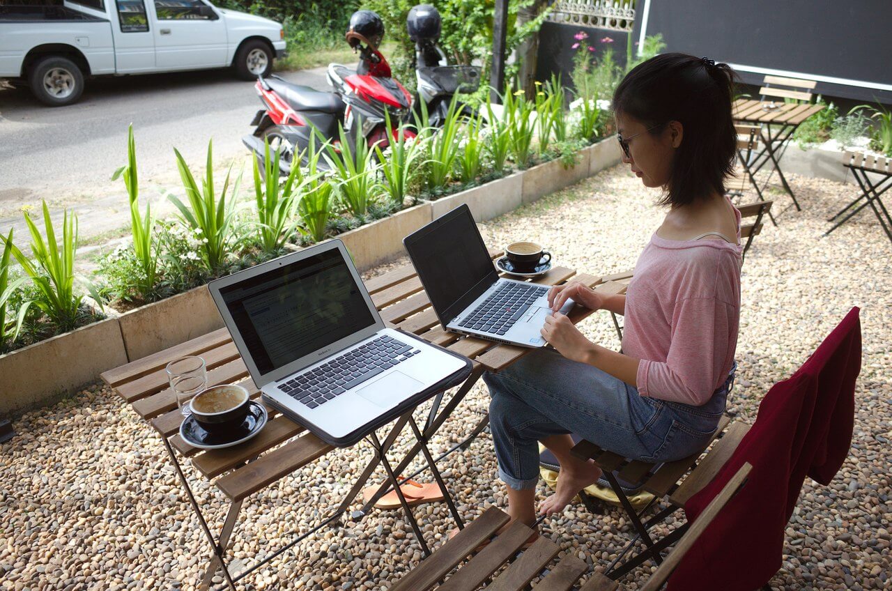 Clara travaille sur la terrasse de Passion Project à Chiang Mai