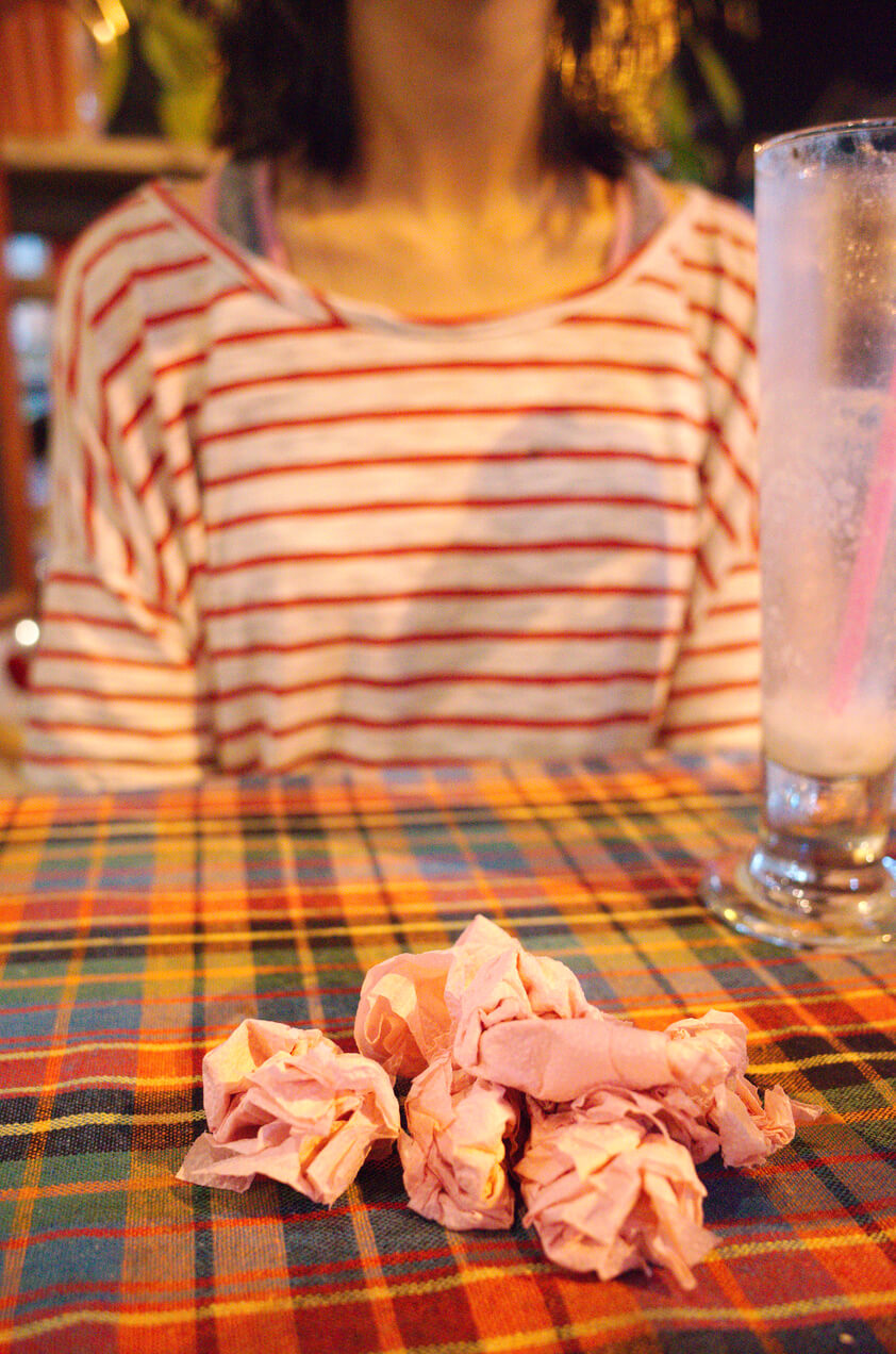 Mouchoirs utilisés sur la table après un repas Isaan à Houey Xay