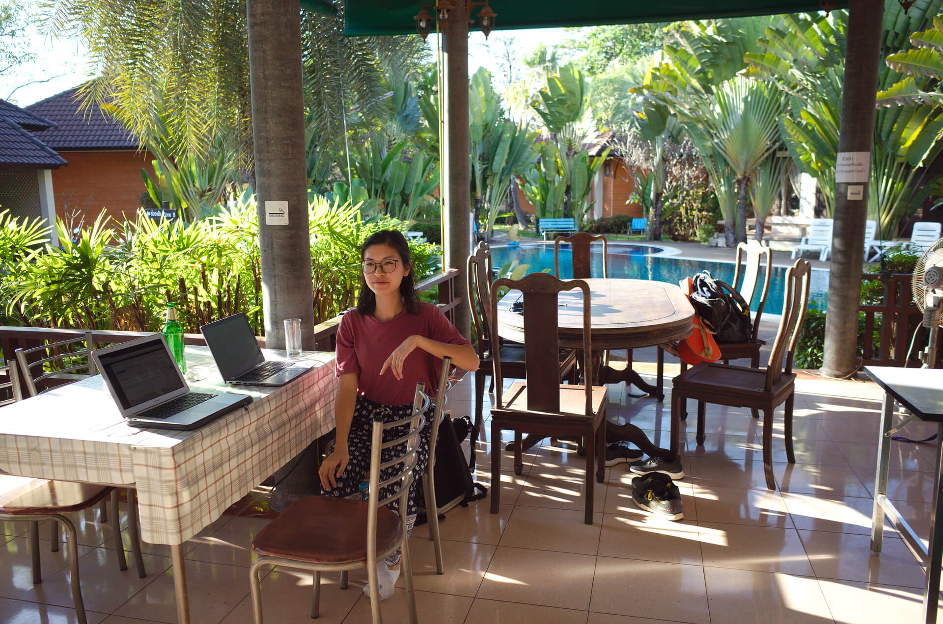 Clara sur la terrasse du Nong Khai Resort