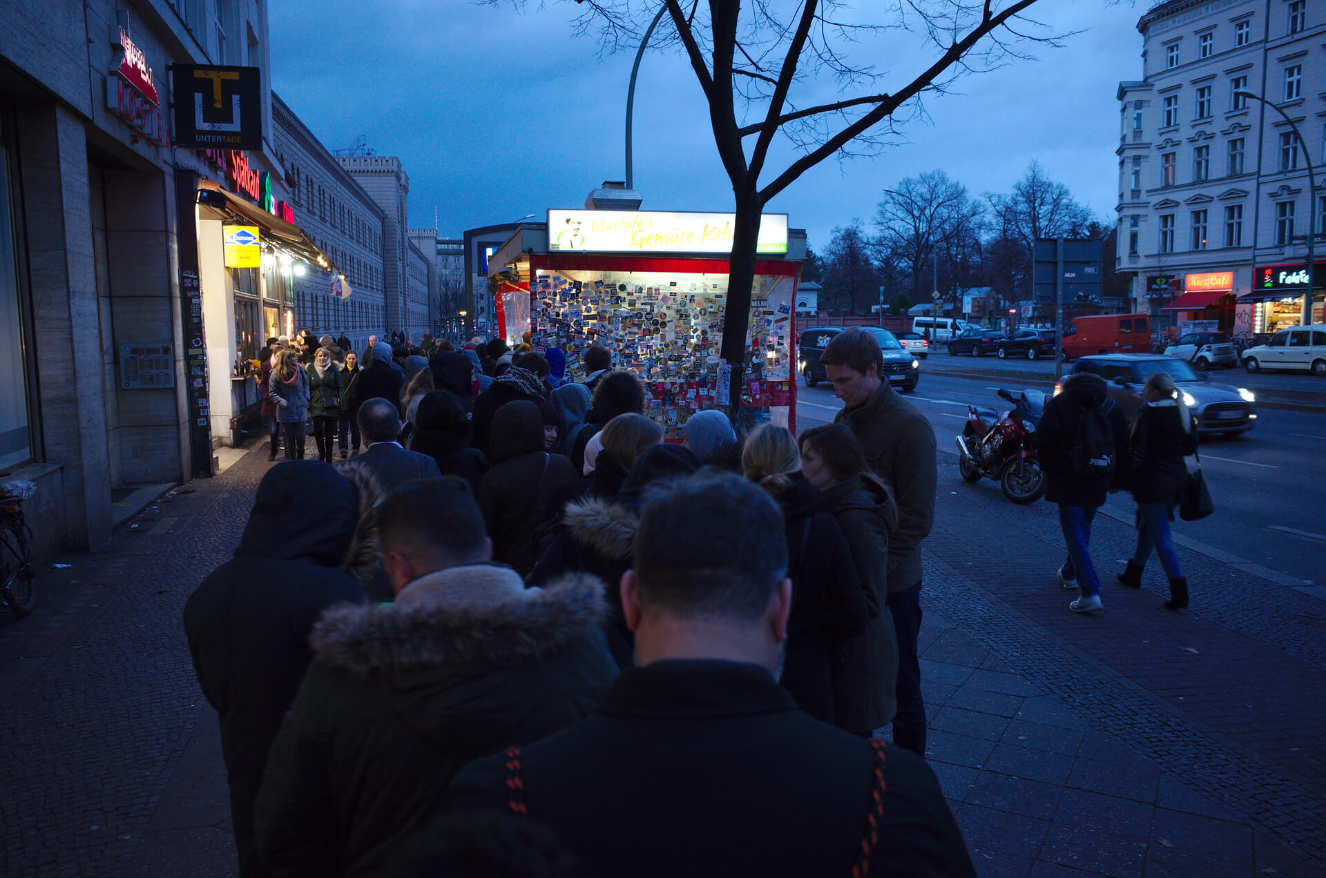 Longue queue devant Mustafa's Gemüsekebap à Berlin