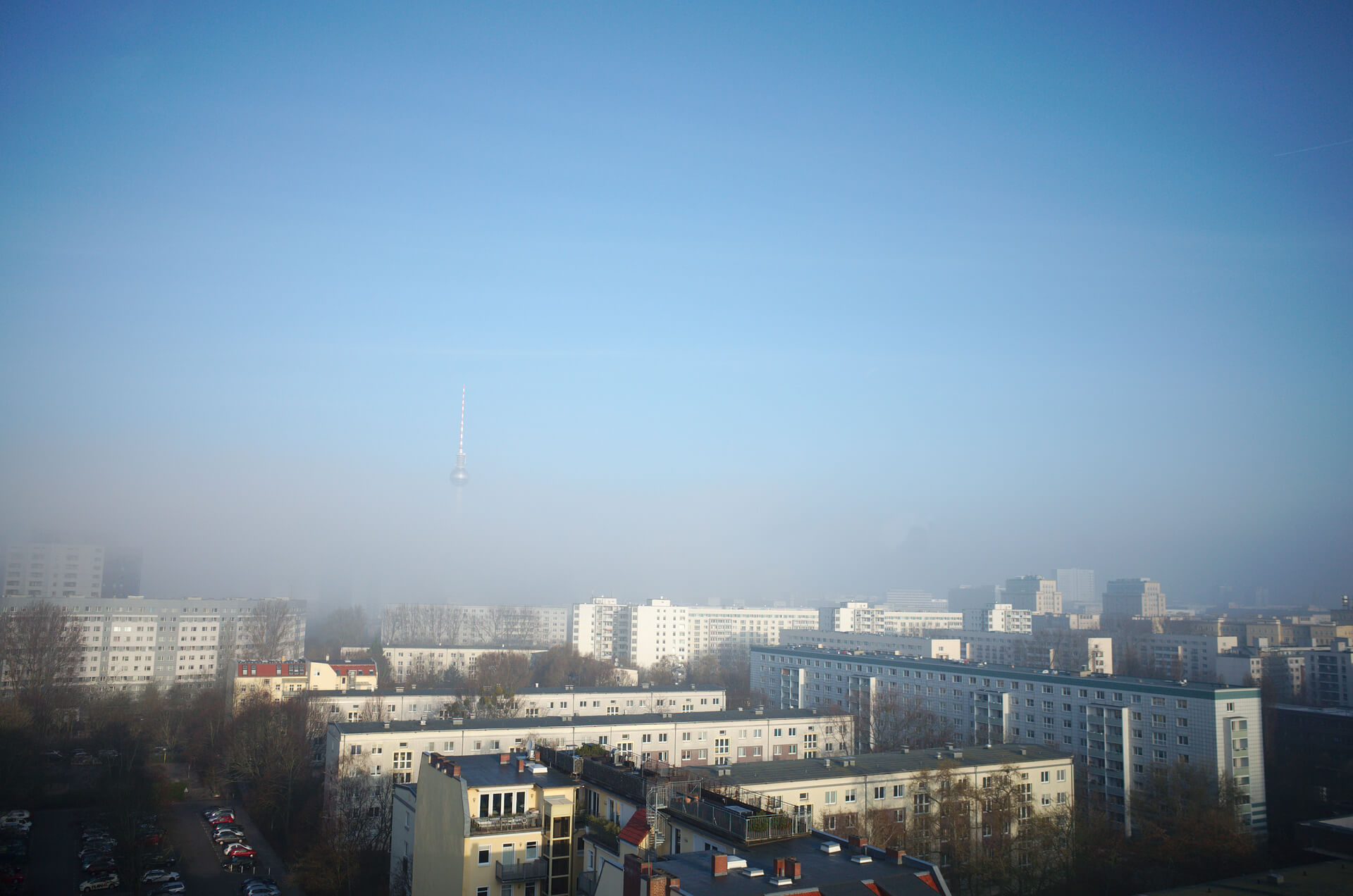 Vue ensoleilée et brumeuse de Berlin depuis notre fenêtre