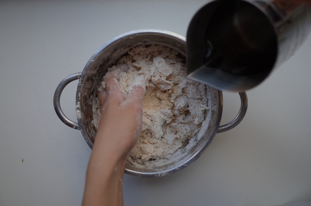 Clara fait la pâte dans une casserole