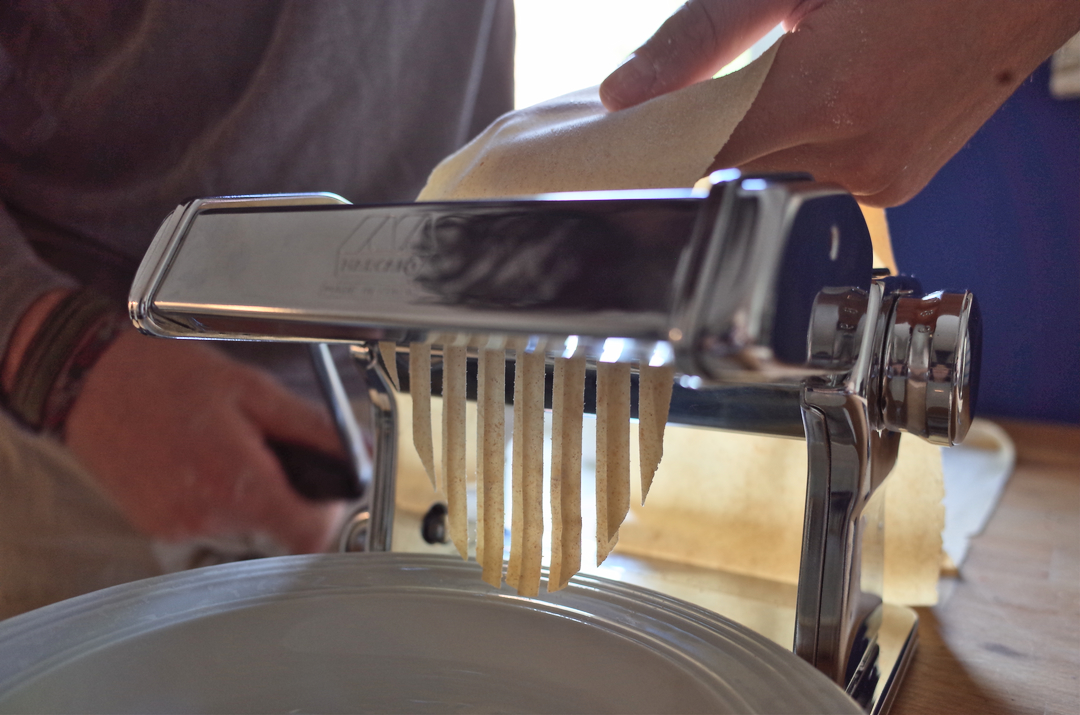 Robin coupe la pâte en tagliatelles avec la machine à pâtes
