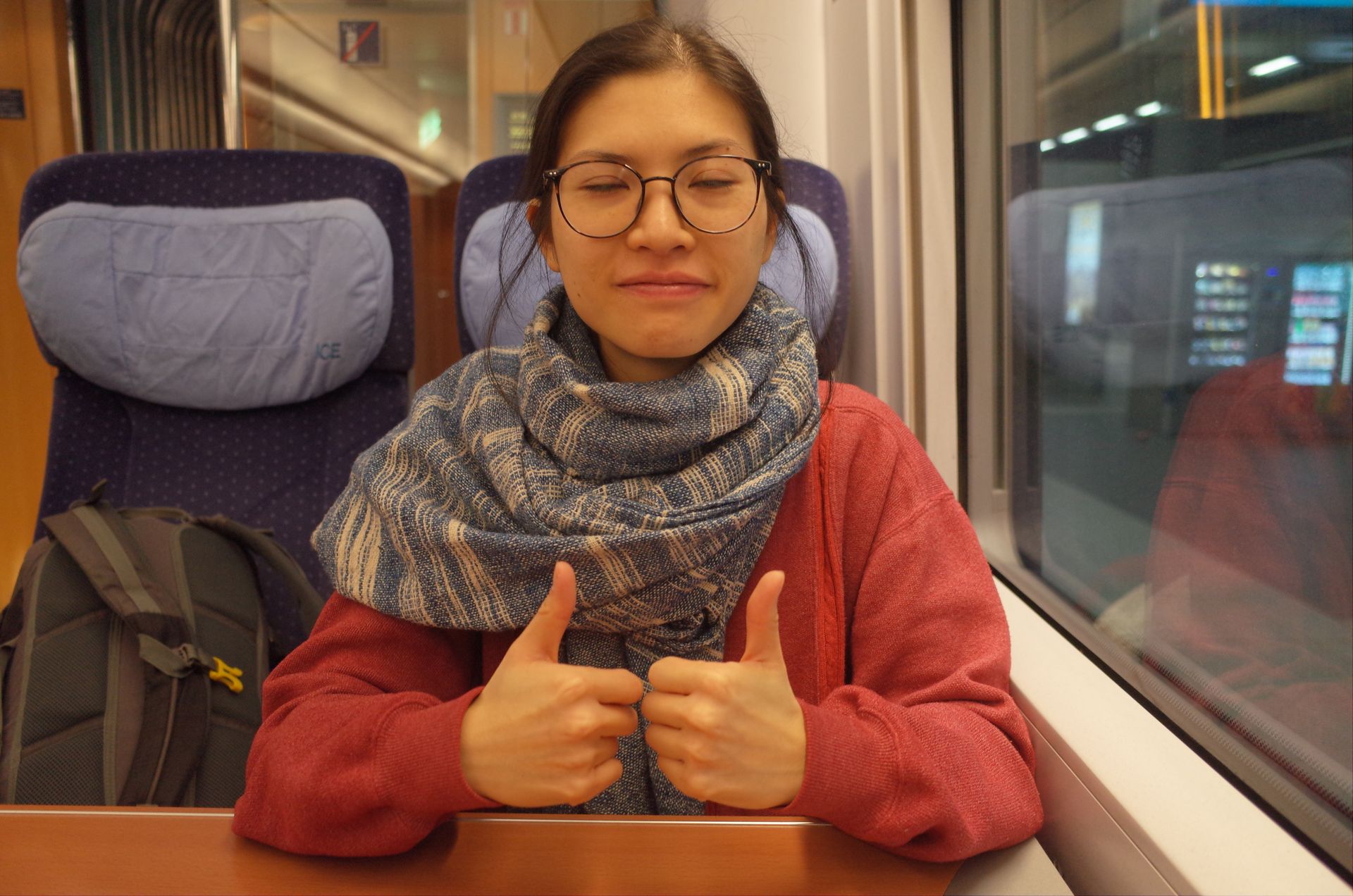 Clara dans le train de Berlin à Hambourg