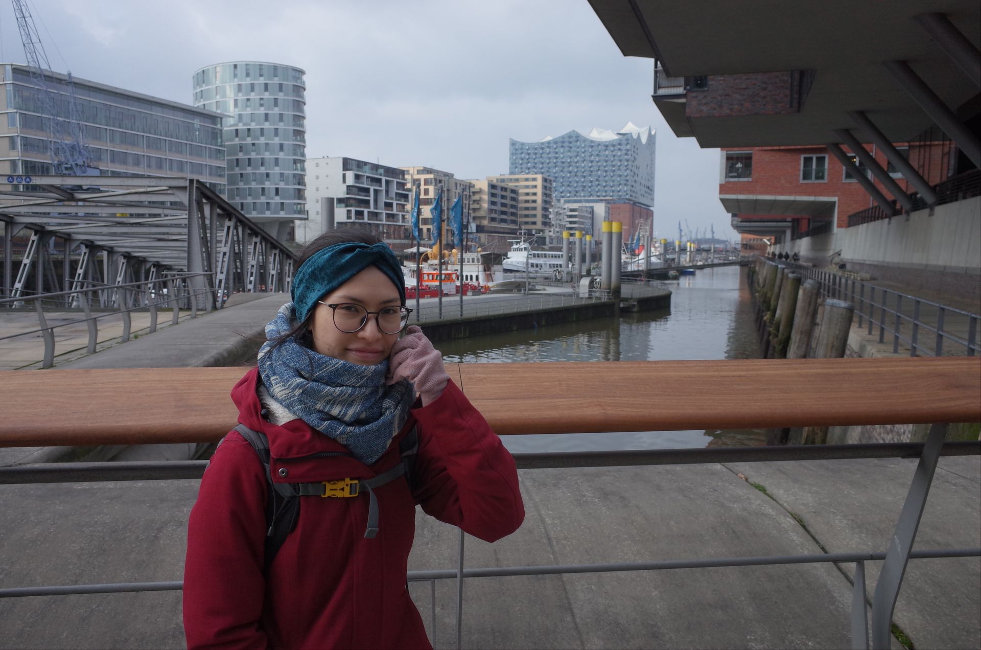 Clara au bord d'un canal à Hambourg