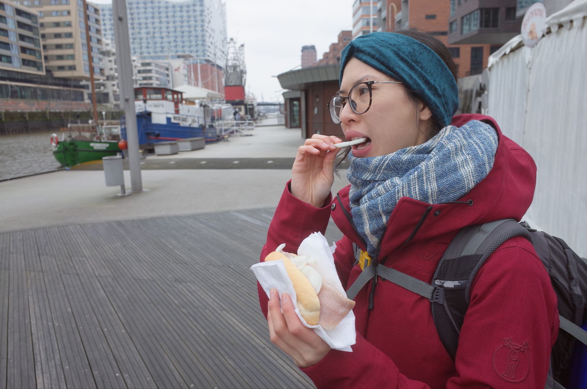 Clara mange un Fischbrötchen à Hambourg