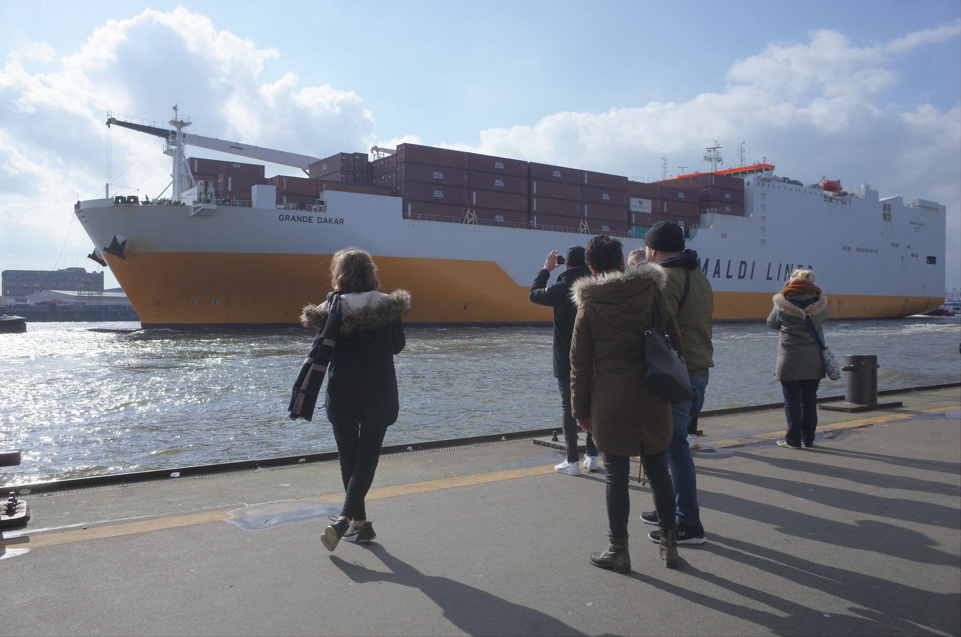 Arrivée d'un cargo de Grimaldi Lines à Hambourg