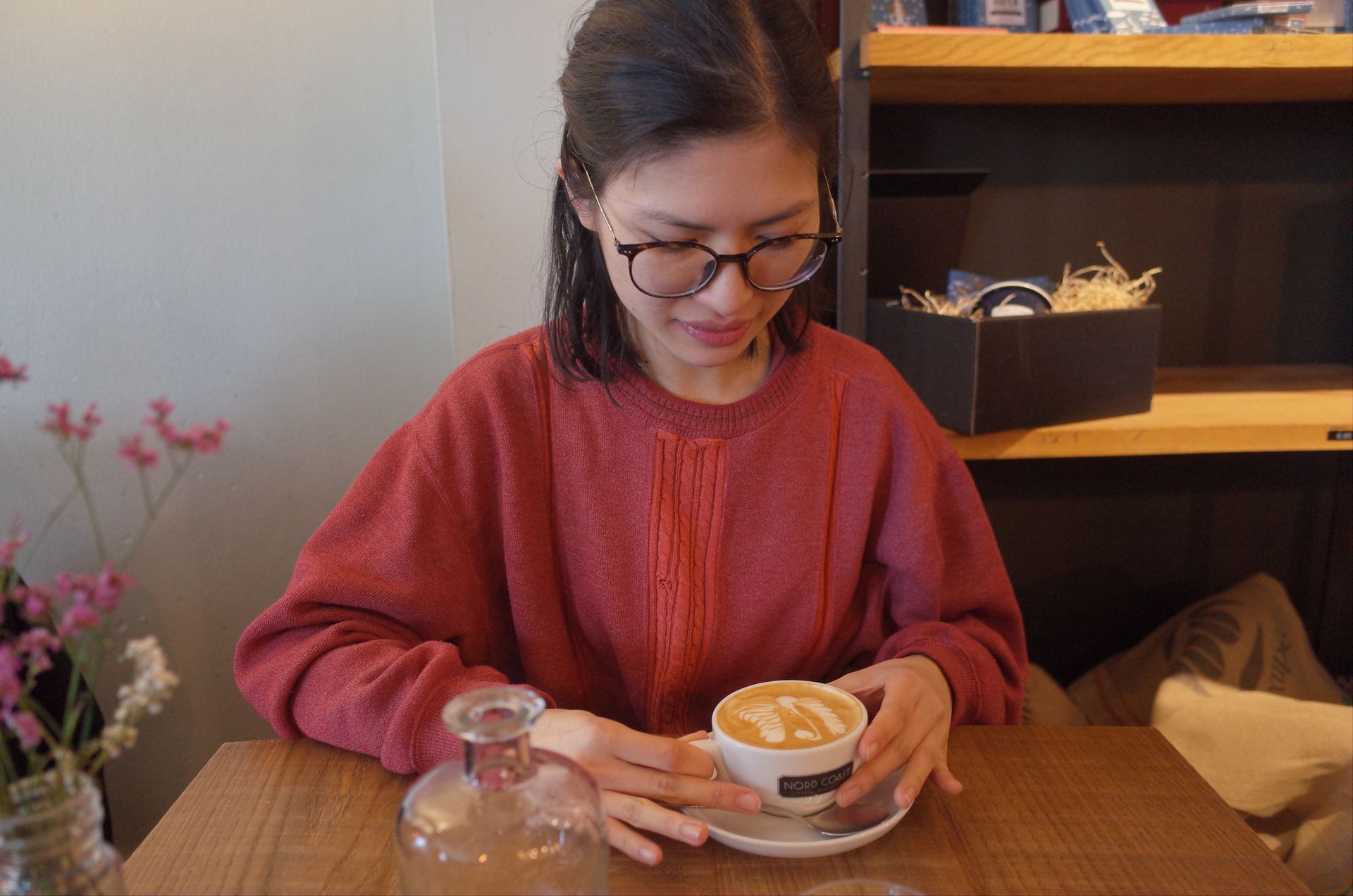 Clara boit un cappuccino à Nord Coast à Hambourg