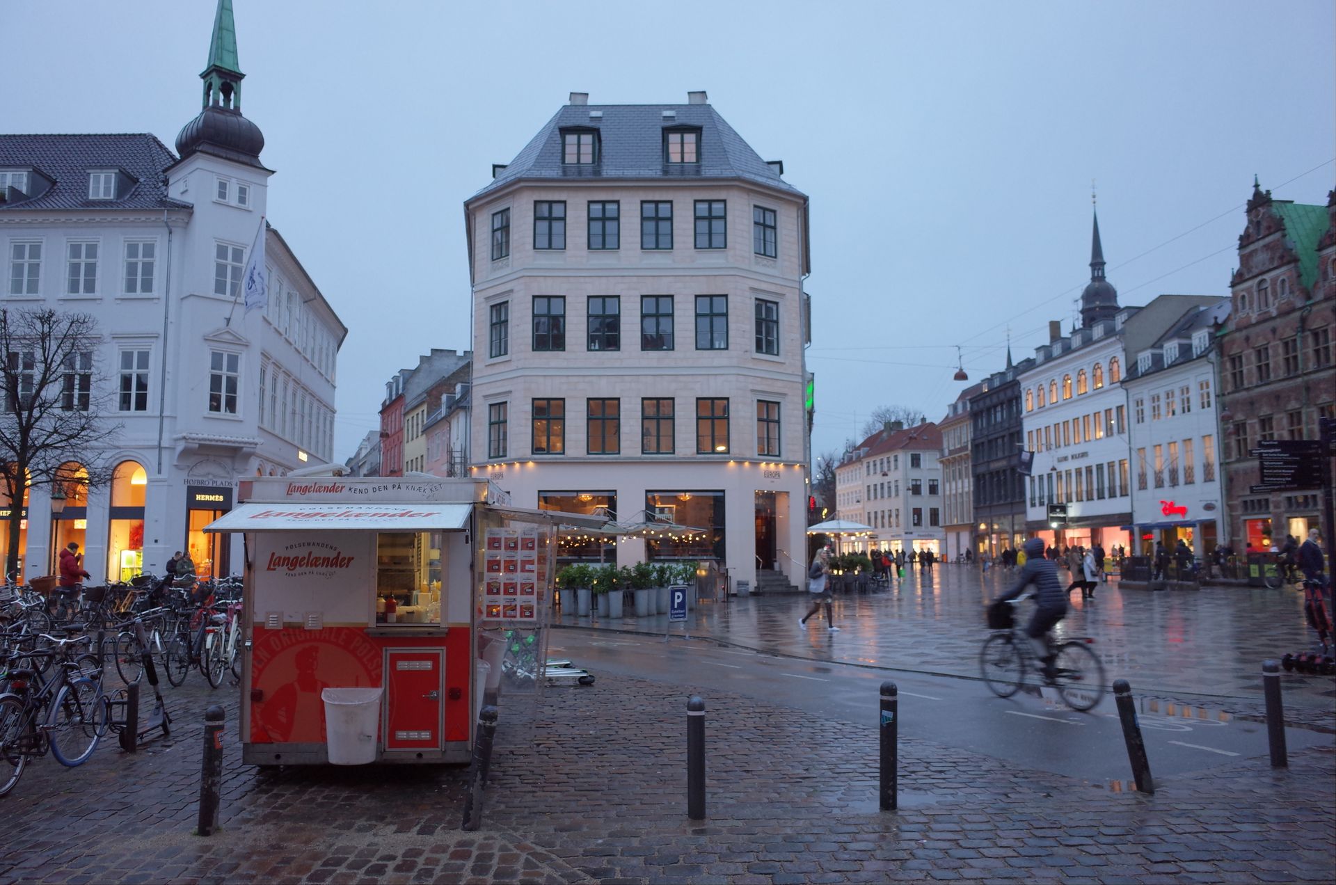 Un wagon à saucisse ou pølsevogn à Copenhague