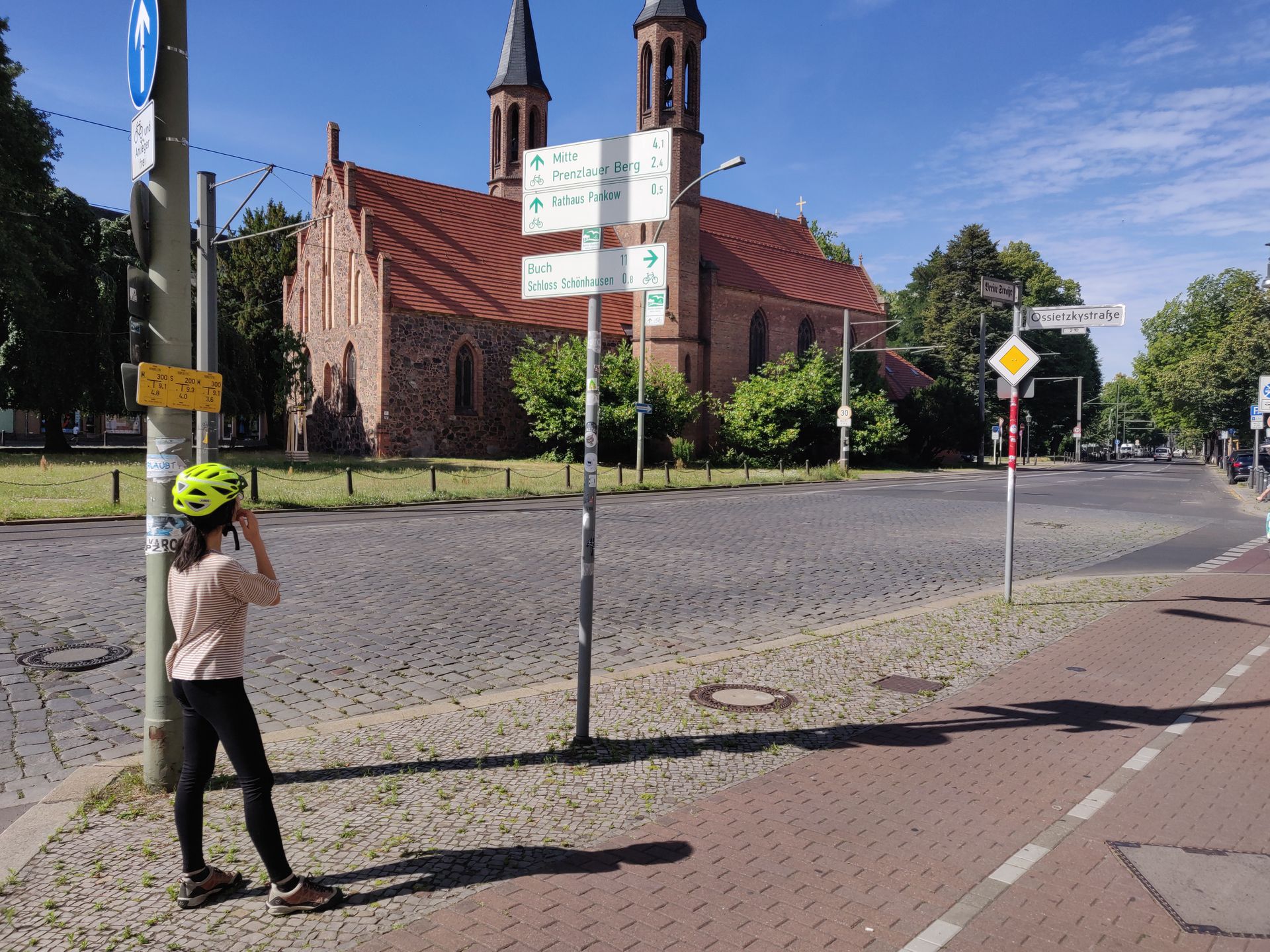 Clara devant des panneaux de directions cyclistes à Pankow