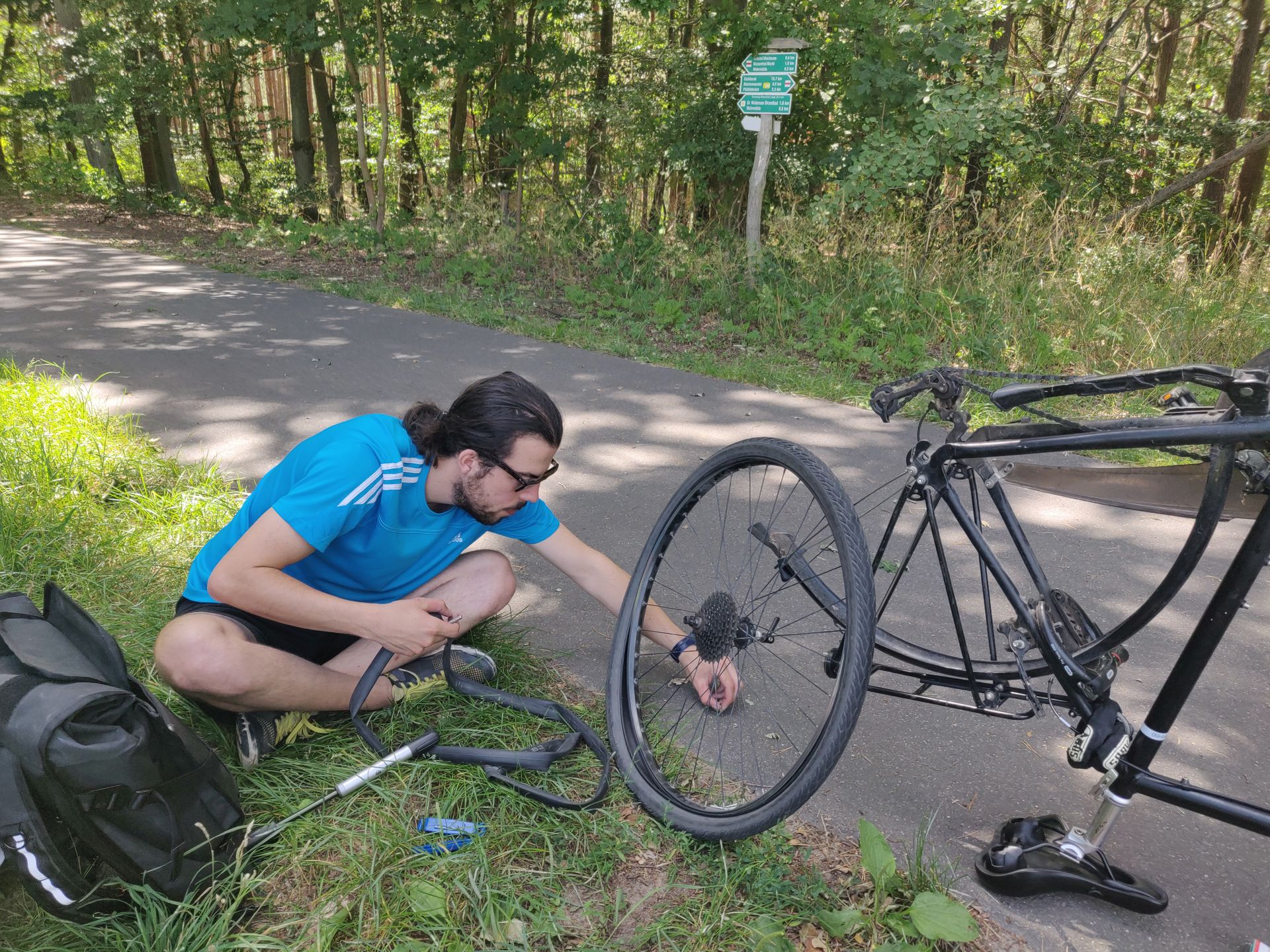 Robin répare un pneu plat sur le Berlin-Usedom Radweg