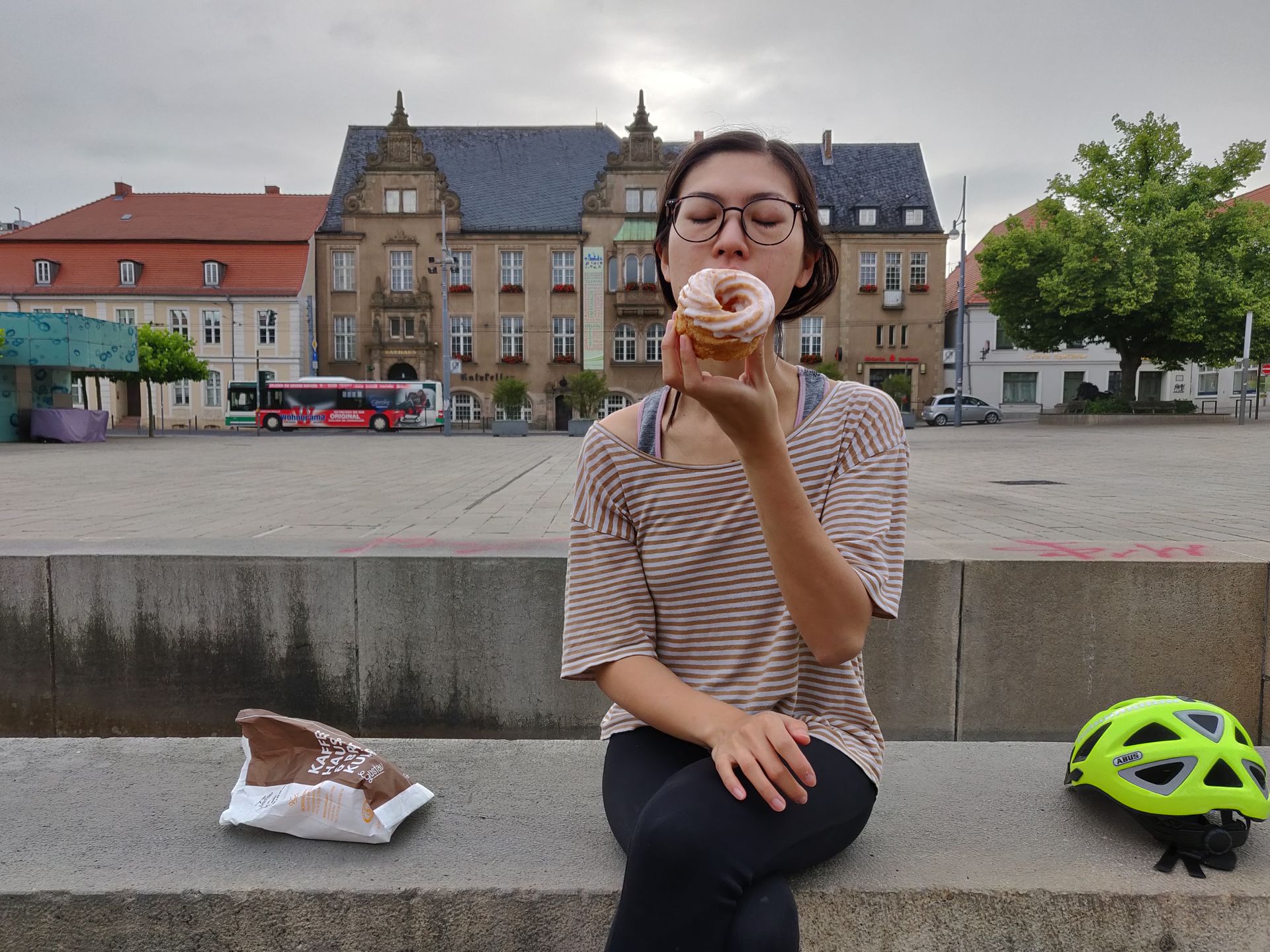 Clara mange un Spritzkuchen sur la place du marché de Eberswalde