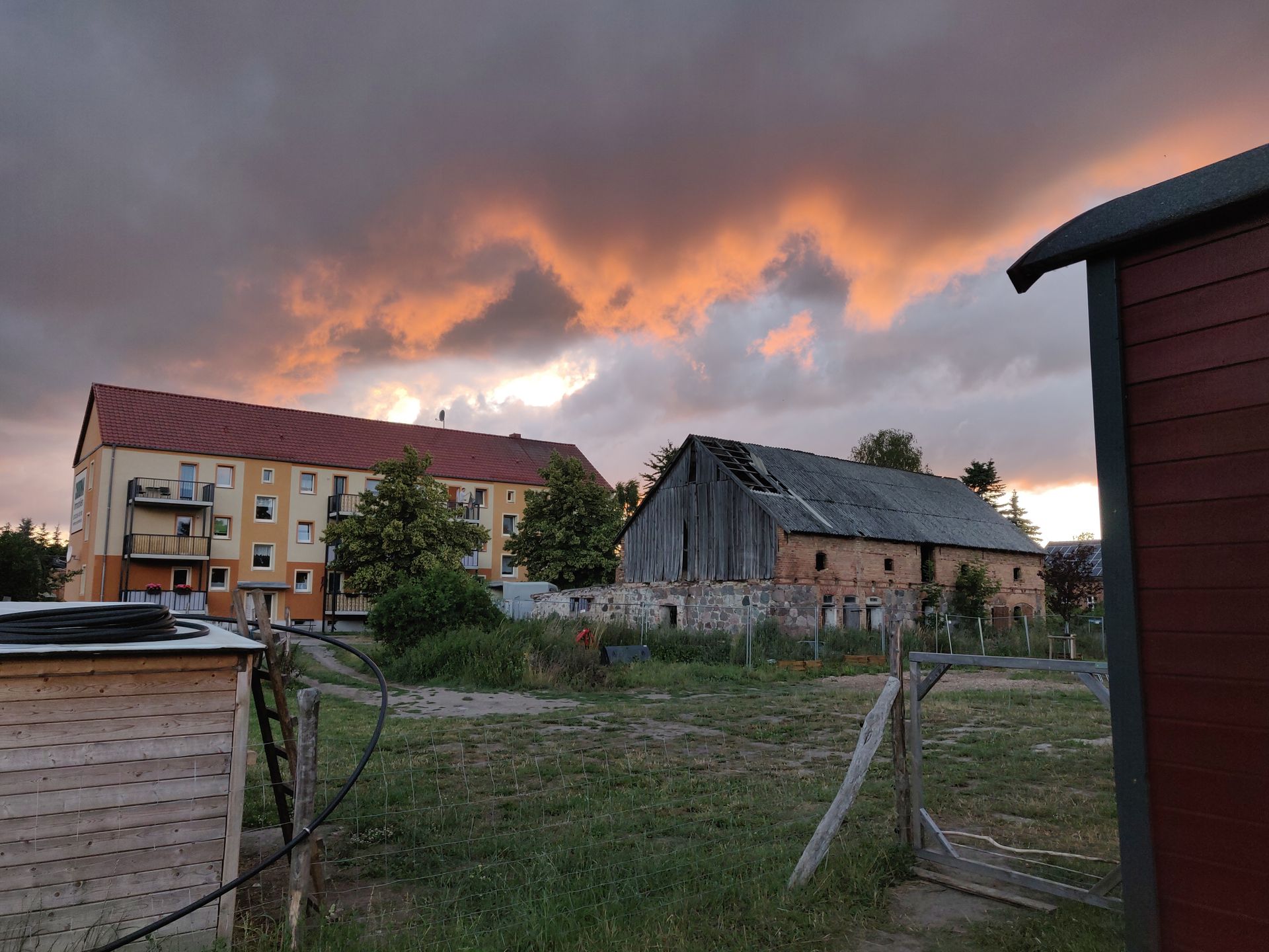 Coucher de soleil dans le village de Flieth, nuages orangés