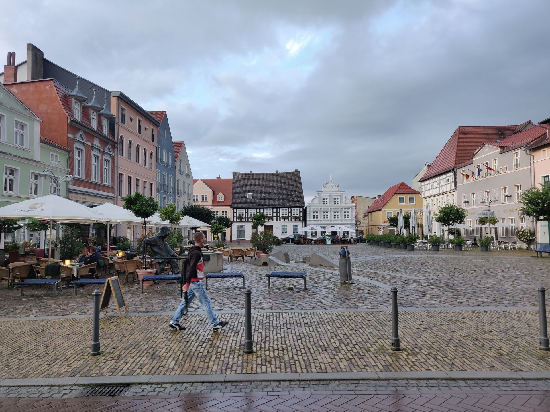 La place centrale de Ückermünde après la pluie
