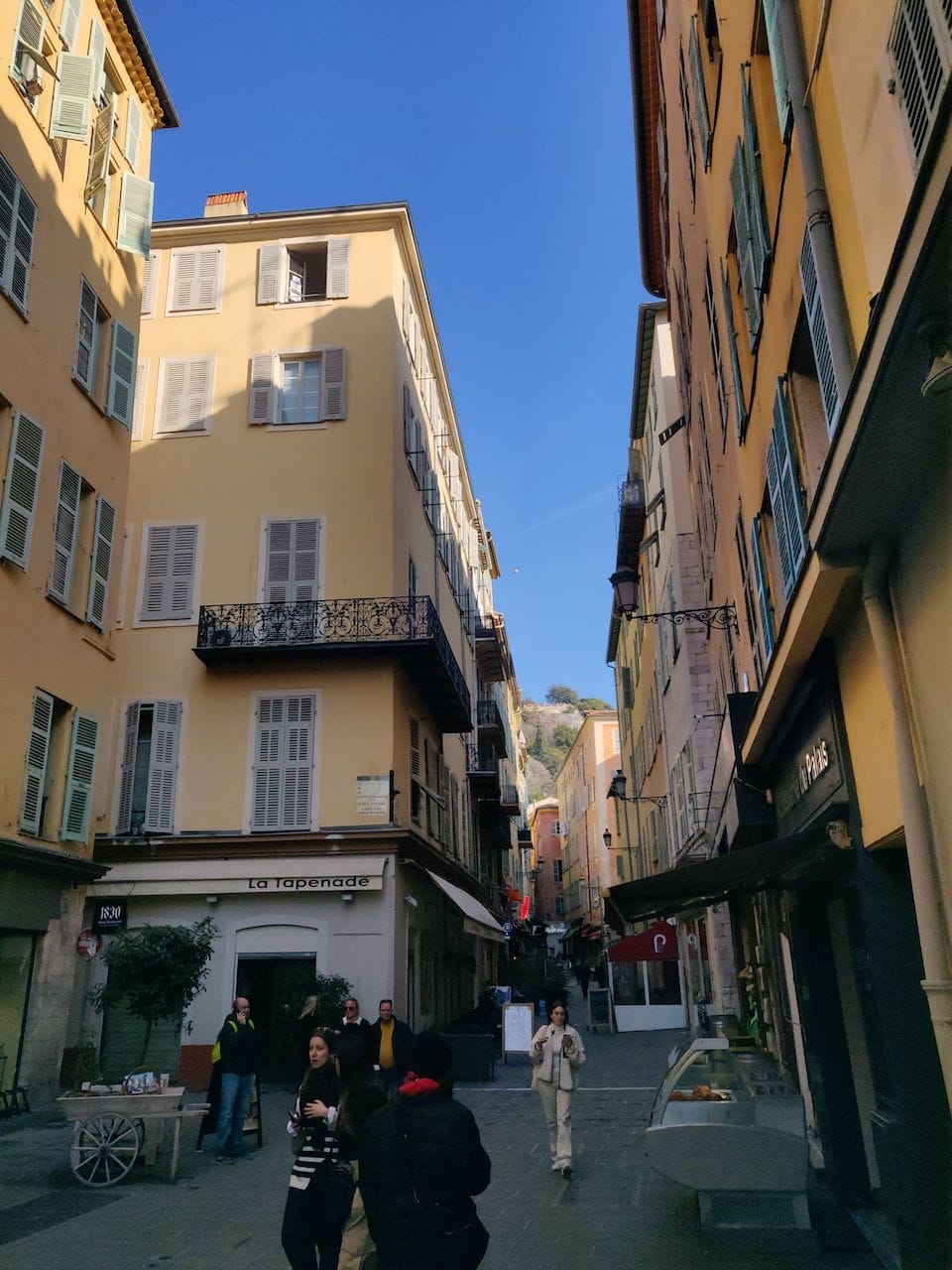 Une ruelle du vieux Nice, vieux immeubles jaunes
