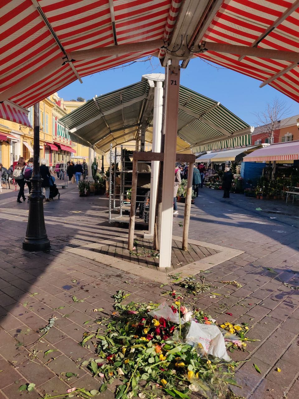 Un tas de tiges de fleurs et pétales fanés sur le Cours Saleya dans l'après-midi, là où se trouvait le matin un stand de fleurs