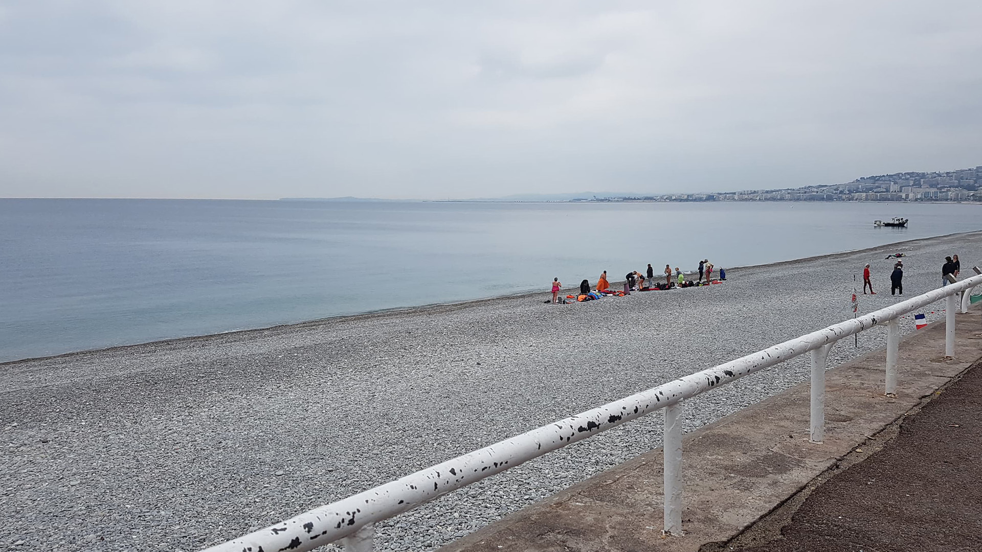 Un groupe de personnes âgées qui sortent de l'eau le matin à 10h sur la plage de Nice