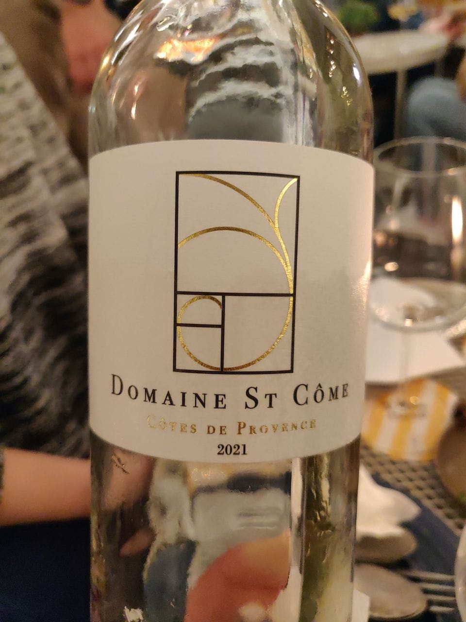 L'étiquette d'une bouteille de rosé (vide). On y lit: Domaine St Côme, Côtes de Provence 2021