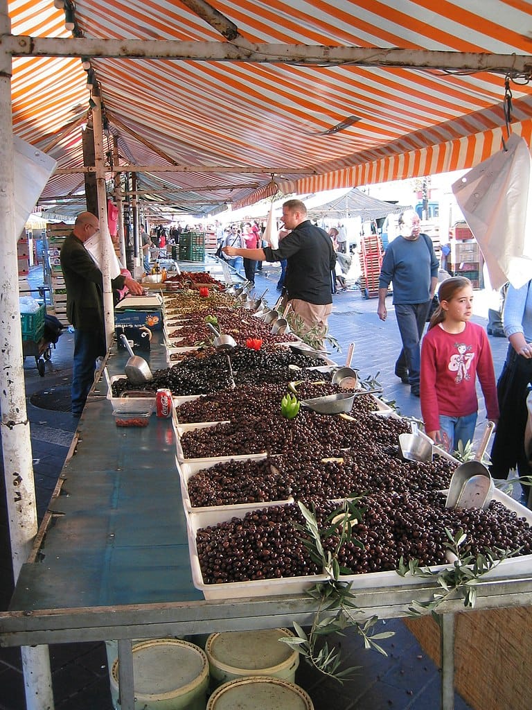 Des caillettes en vente au marché du Cours Saleya à Nice.