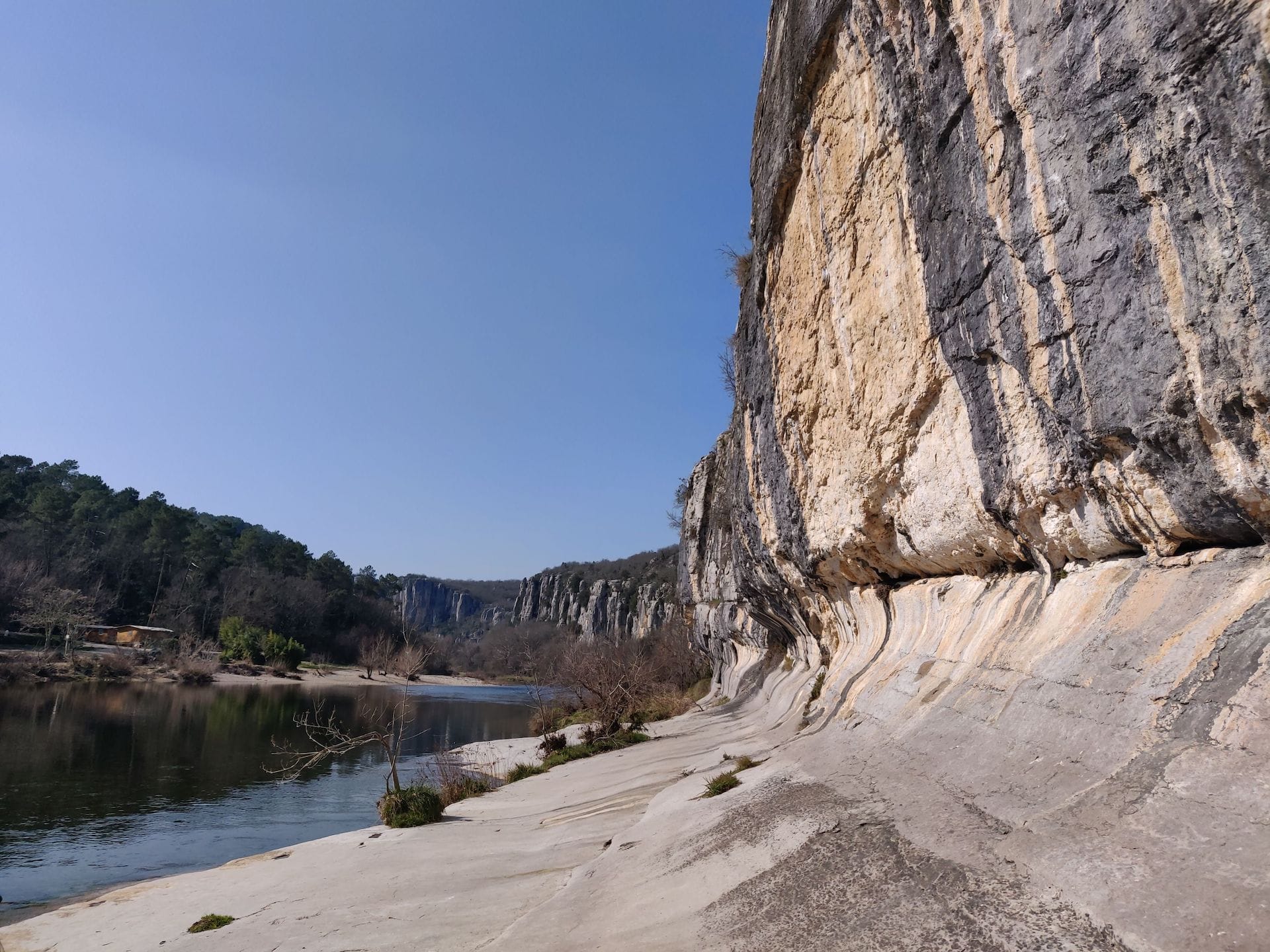 Les gorges du Chassezac à Chaulet, on voit une falaise impressionnante à côté de la rivière
