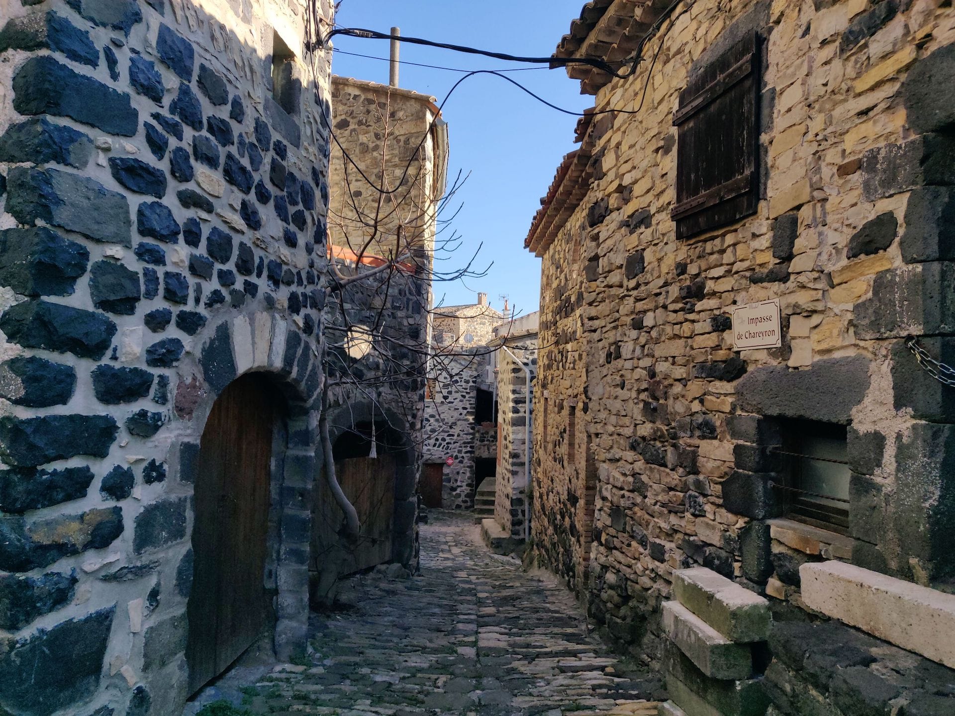 Une ruelle étroite à Mirabel, les murs des maisons sont faits de pierre blanche et noire