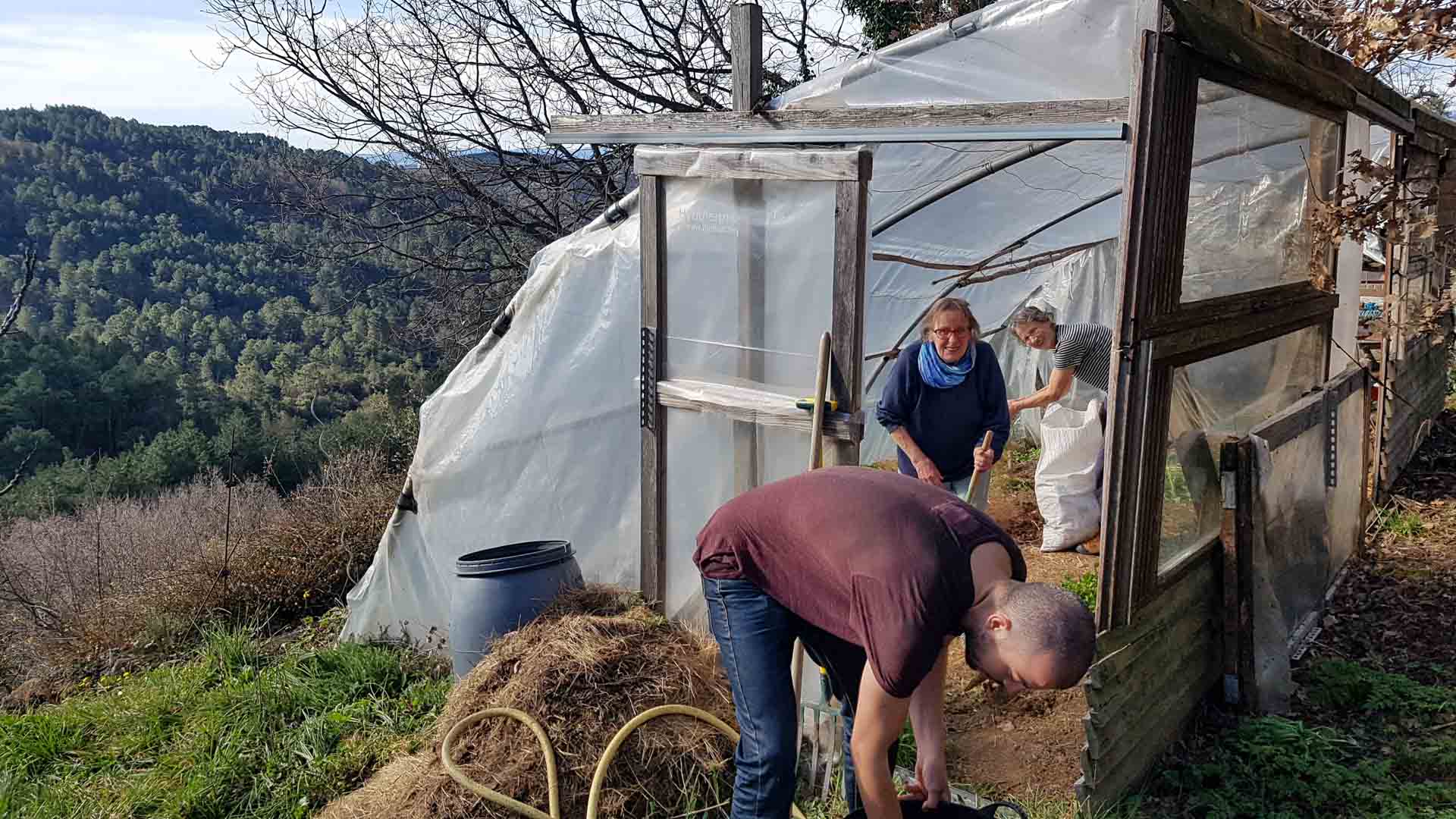 France, Marich et Robin prépare la serre à la plantation des salades