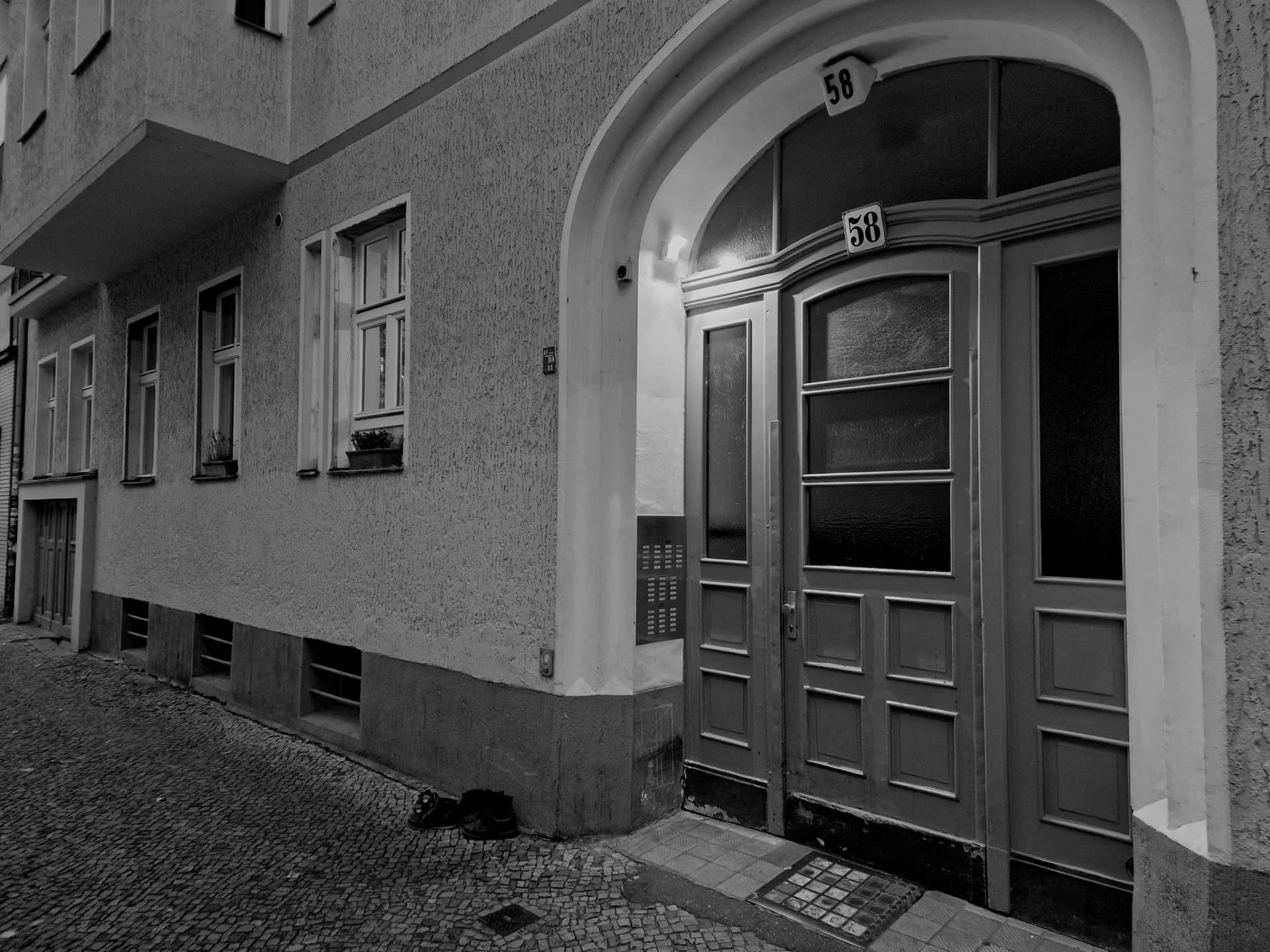 Vue de la porte de Hobrechtstraße 58.