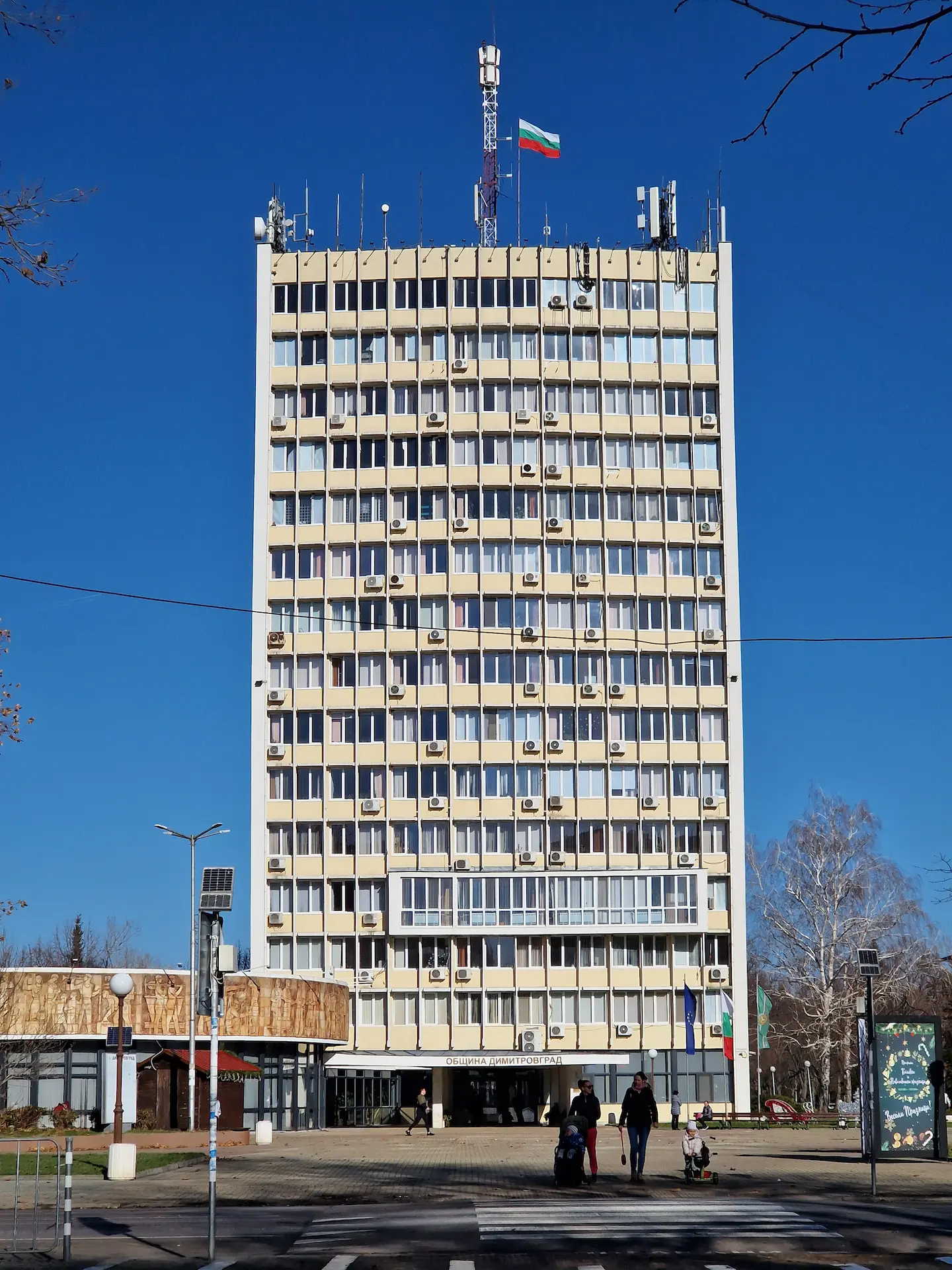 La grande tour blanche de l'hôtel de ville, 14 étages, drapeau bulgare qui flotte sur le toit à côté d'antennes diverses