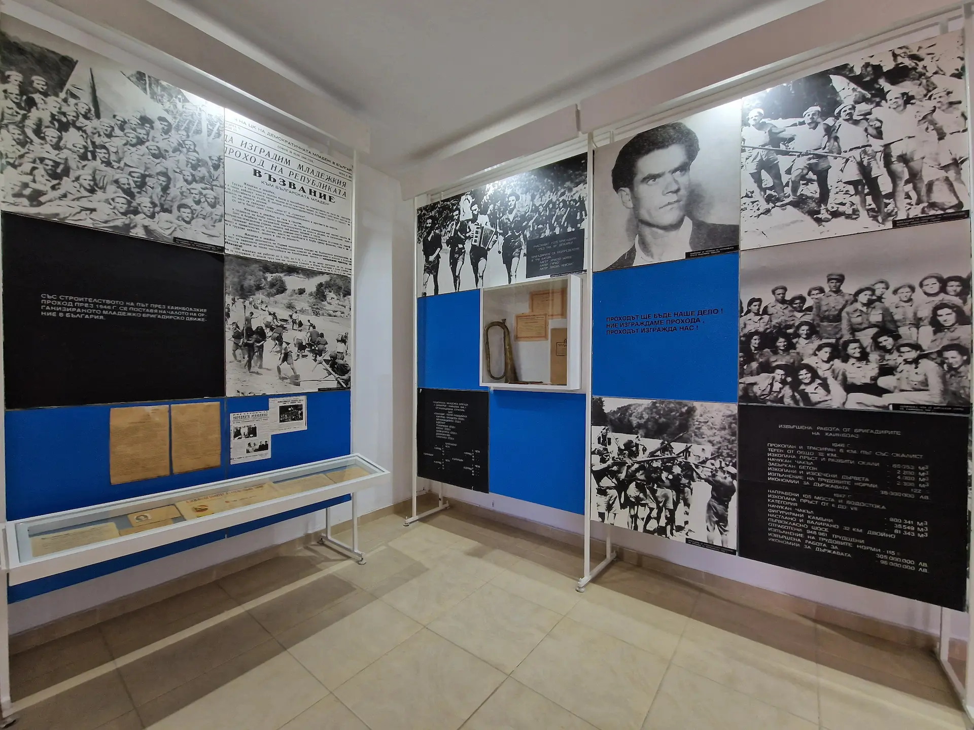 Une vue du musée d'histoire, on voit des grands panneaux bleus couverts de photos en noir et blanc