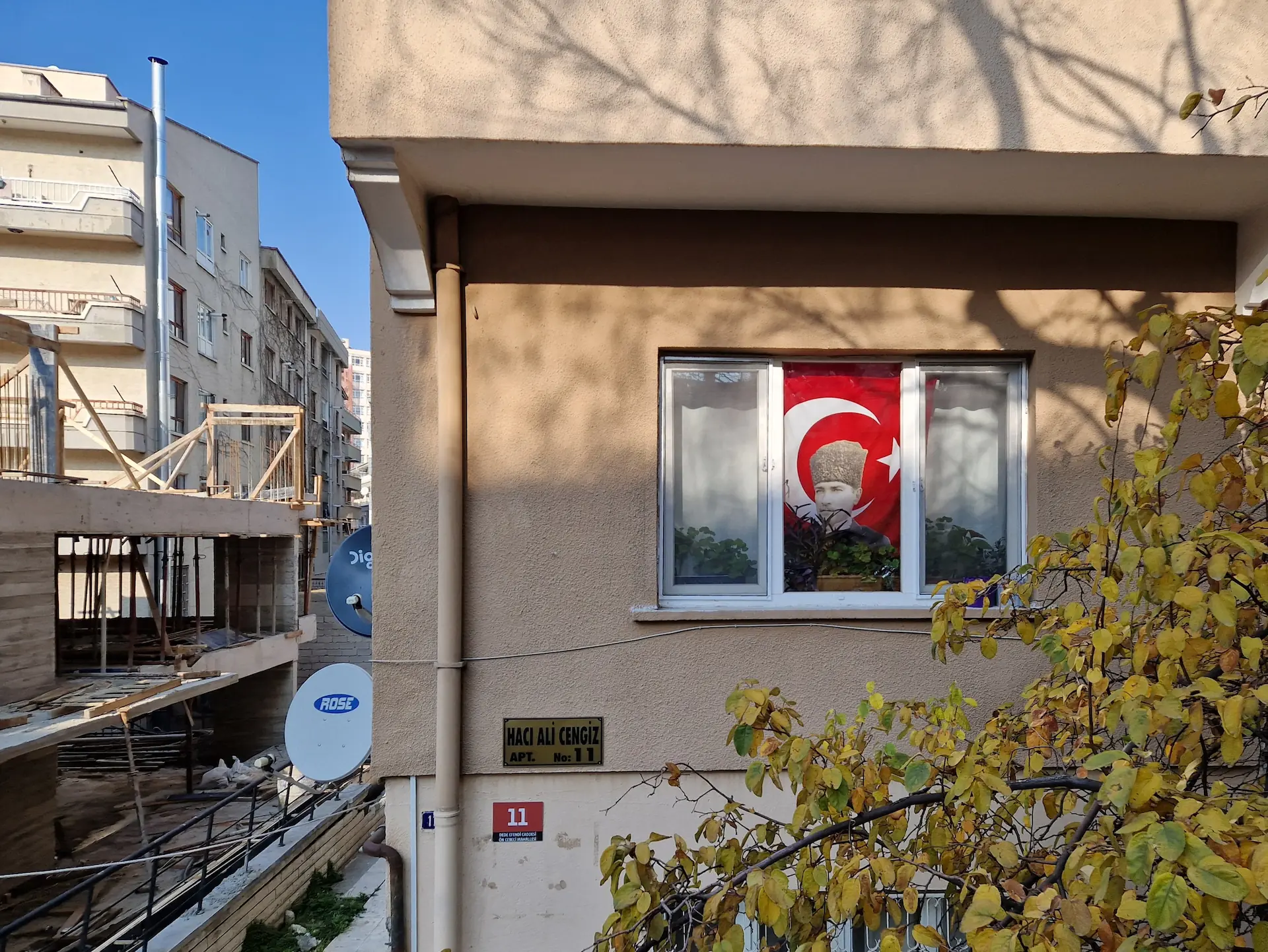 À la fenêtre d'un immeuble lambda, le portrait d'Atatürk sur fond de drapeau turc.
