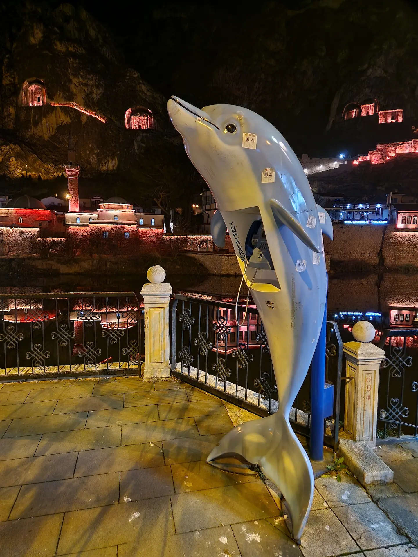 Une cabine téléphonique en forme de dauphin