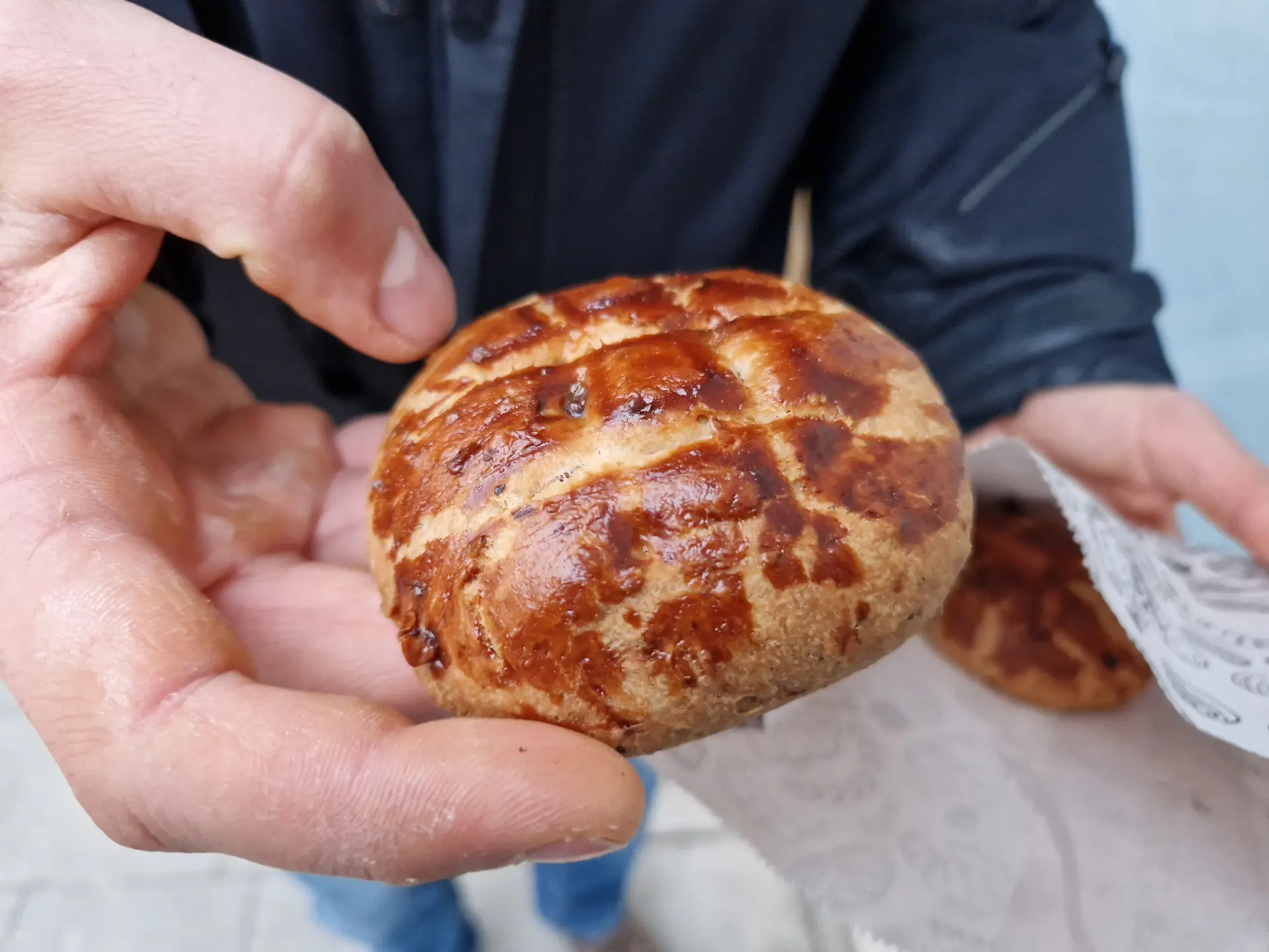 Le Amasya çöreği, un petit pain doré qui tient dans la paume de la main.