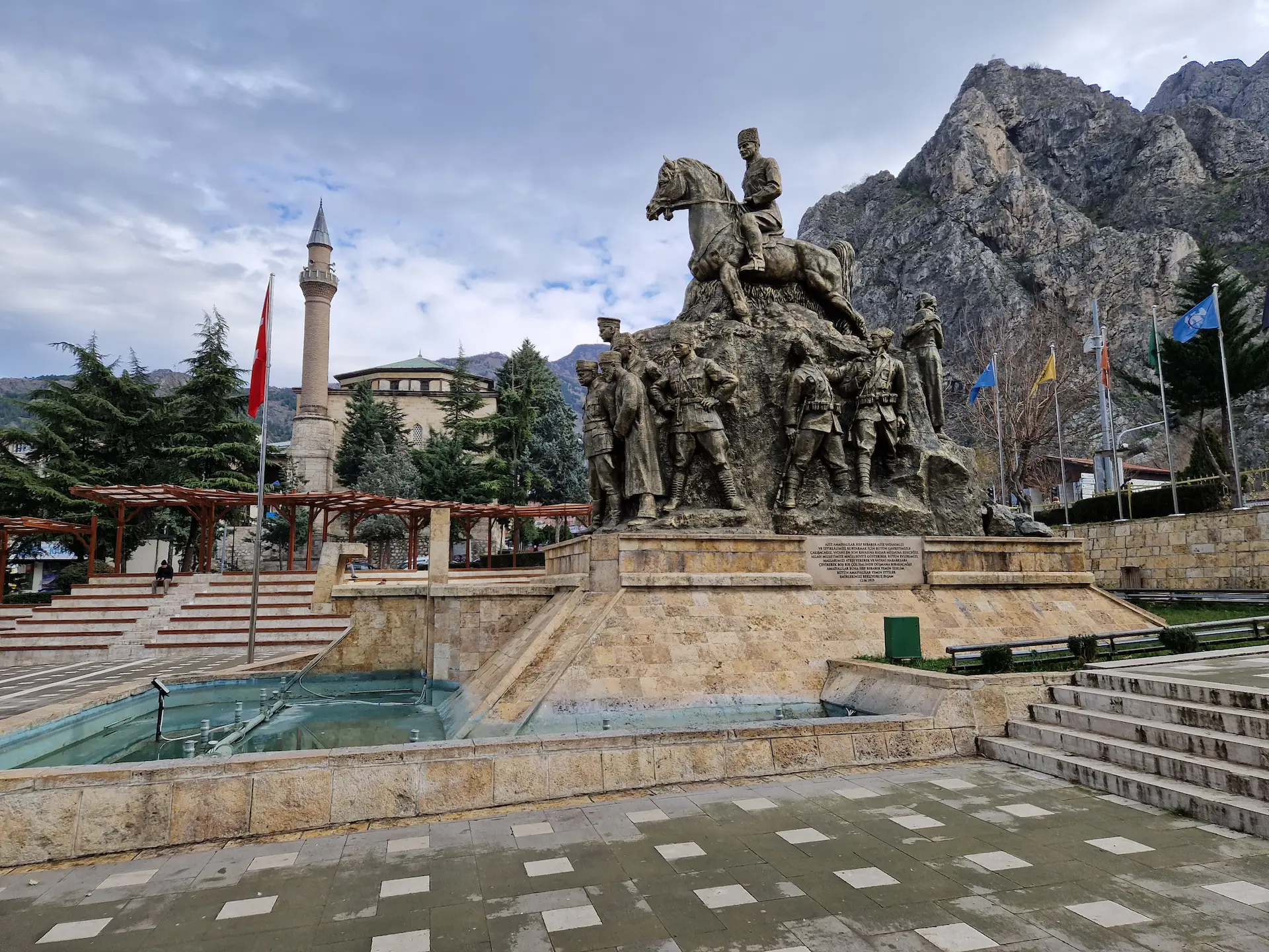 Statue de la place centrale d'Amasya. Plus loin, la mosquée. En fond, les montagnes.