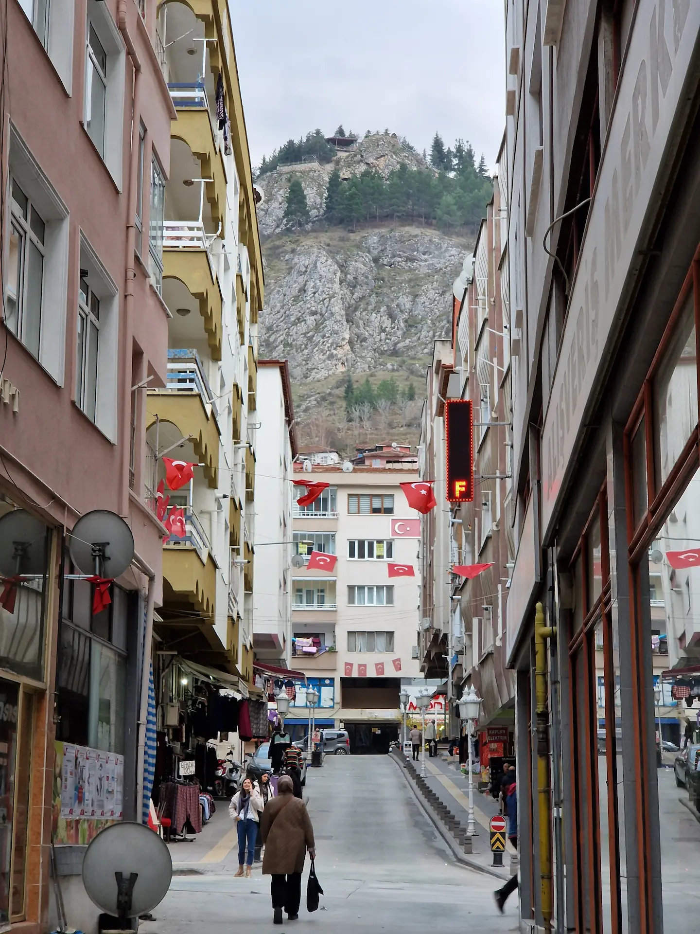 Une ruelle bétonnée donnant sur une montagne