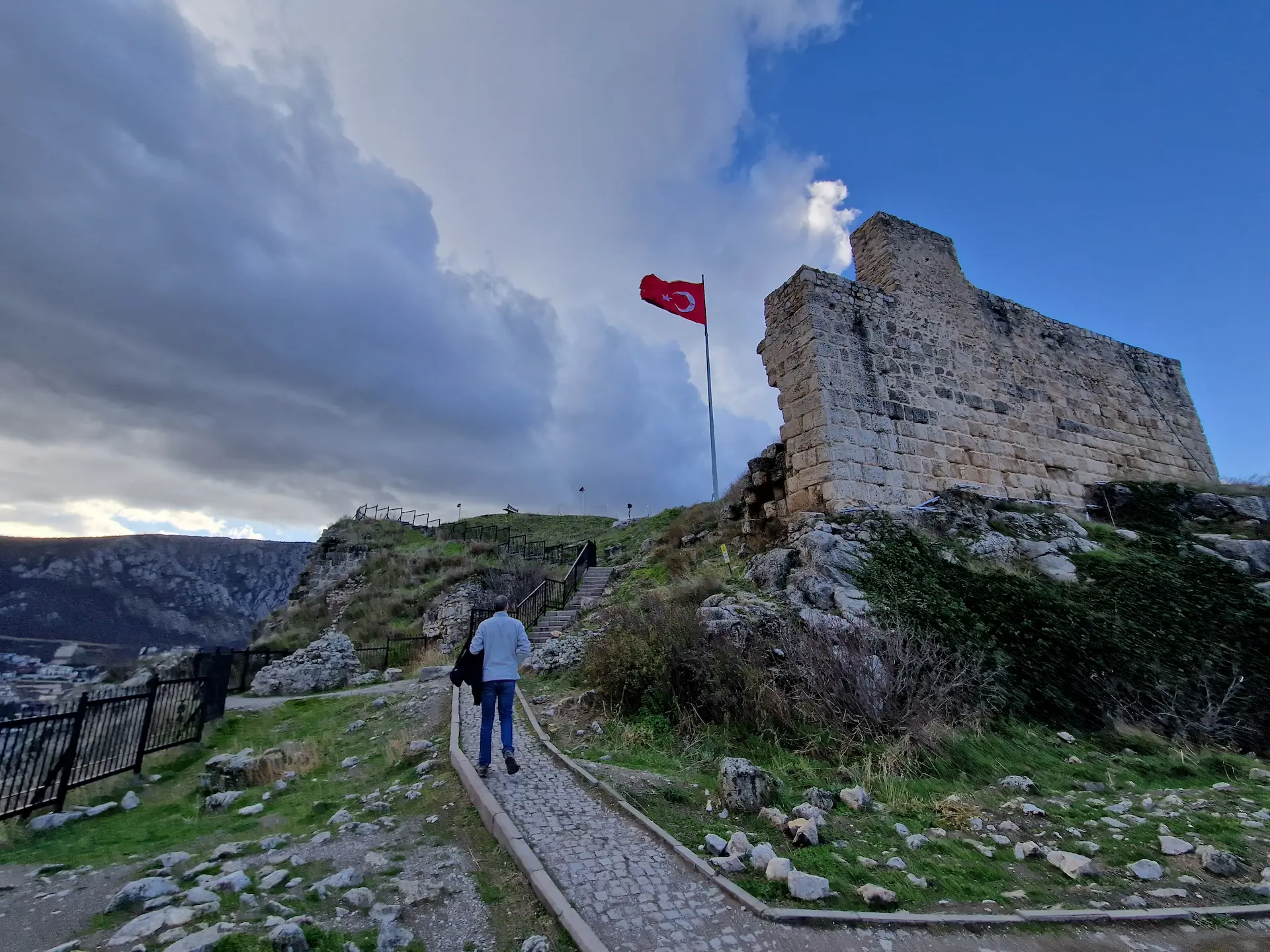 Robin marche jusqu'à la tour finale de la citadelle, un drapeau turc flotte dans le ciel.