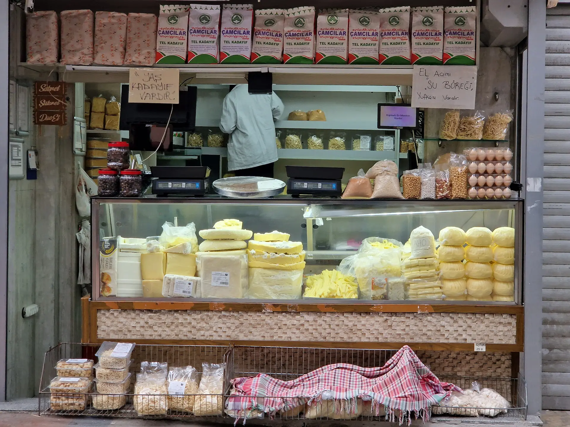 Une petite fromagerie, des fromages de différentes formes dans le présentoir.