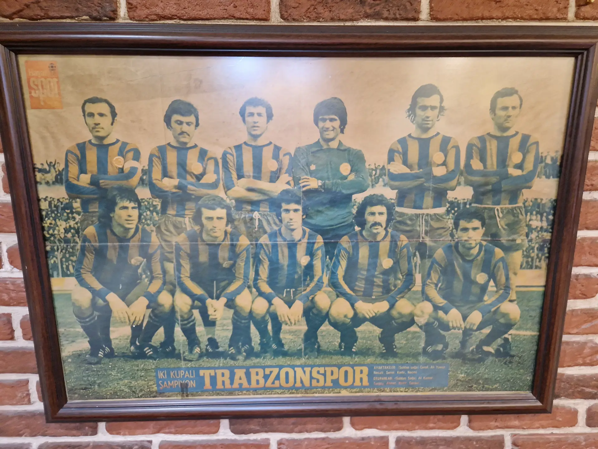 Vieille photo encadrée de l'équipe de Trabzonspor, les joueurs portent des maillots rayés à manches longues.