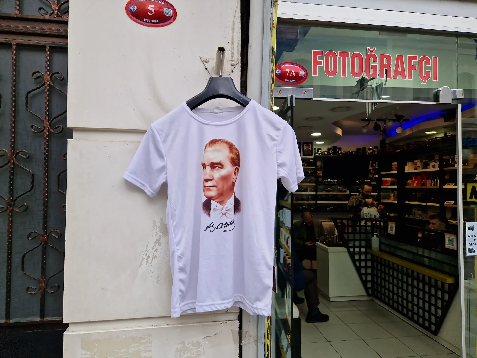 T-shirt blanc vendu dans la rue avec le portrait d'Atatürk en couleur.