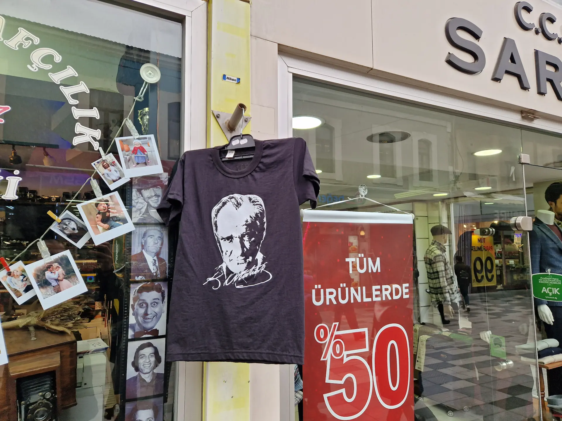 T-shirt noir vendu dans la rue avec le portrait d'Atatürk en blanc.