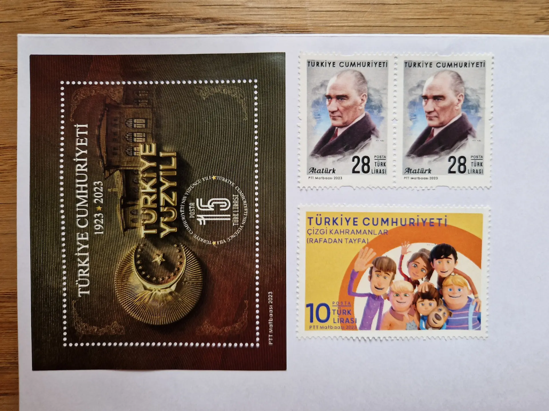 Une enveloppe recouverte de quatre timbres turcs