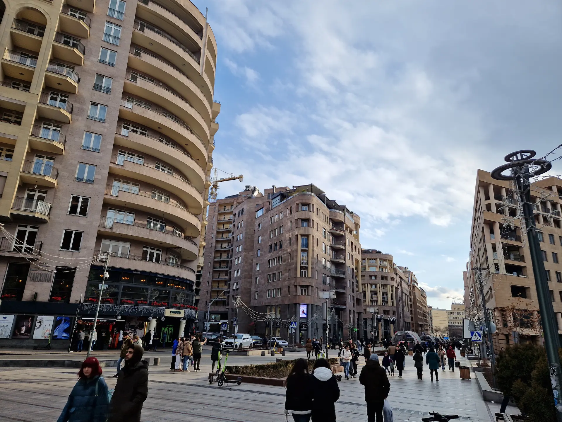 L'avenue centrale de Yerevan. Grand boulevard piéton bordé d'immeubles de plusieurs étages. Il y a du monde dans les rues.