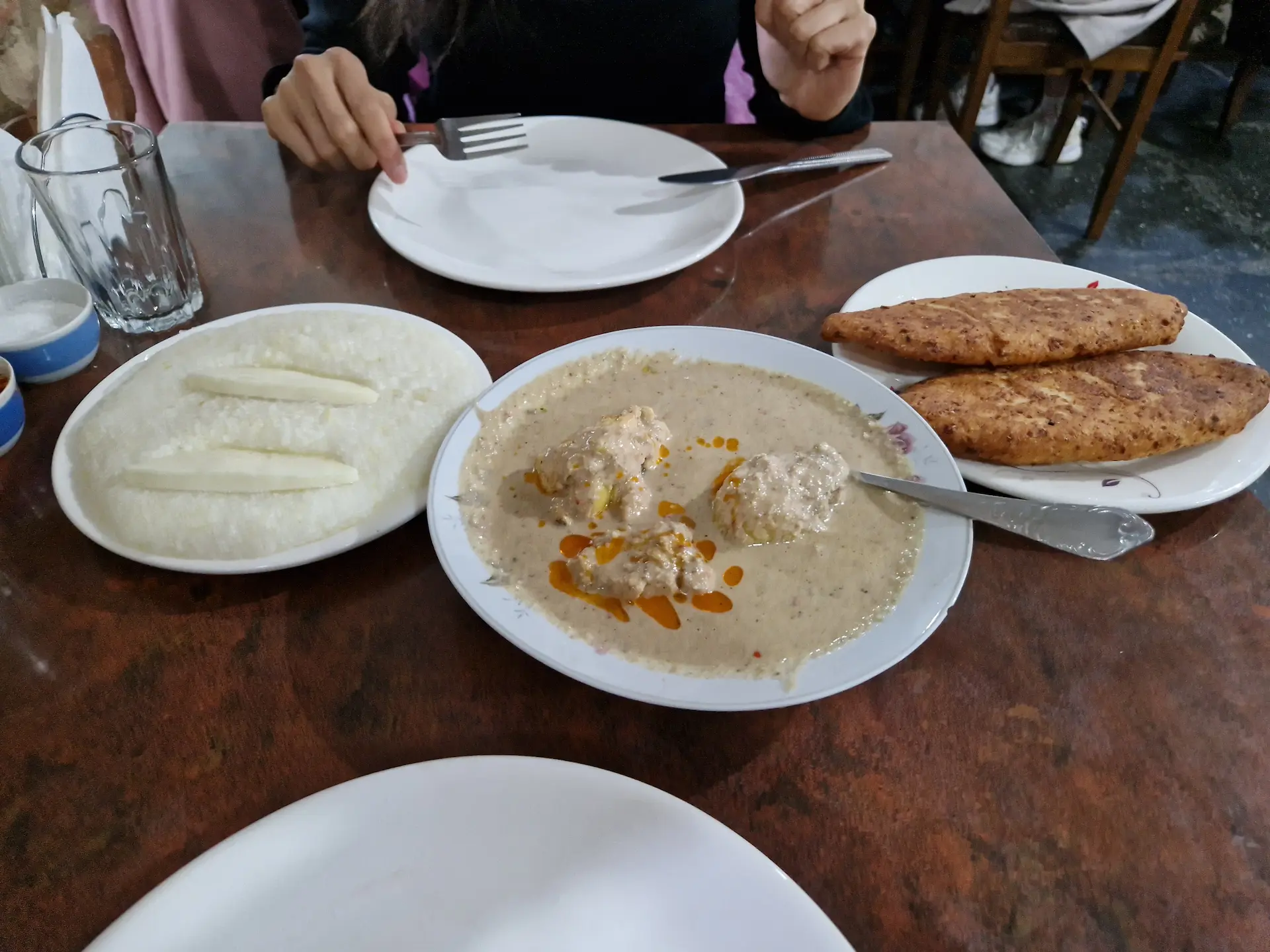 Notre table à Mapshalia. On voit un bol de kharcho, un ghomi sur la gauche, et deux chvishtari sur la droite. Les plats sont au centre, partagés, on se sert dans son assiette.