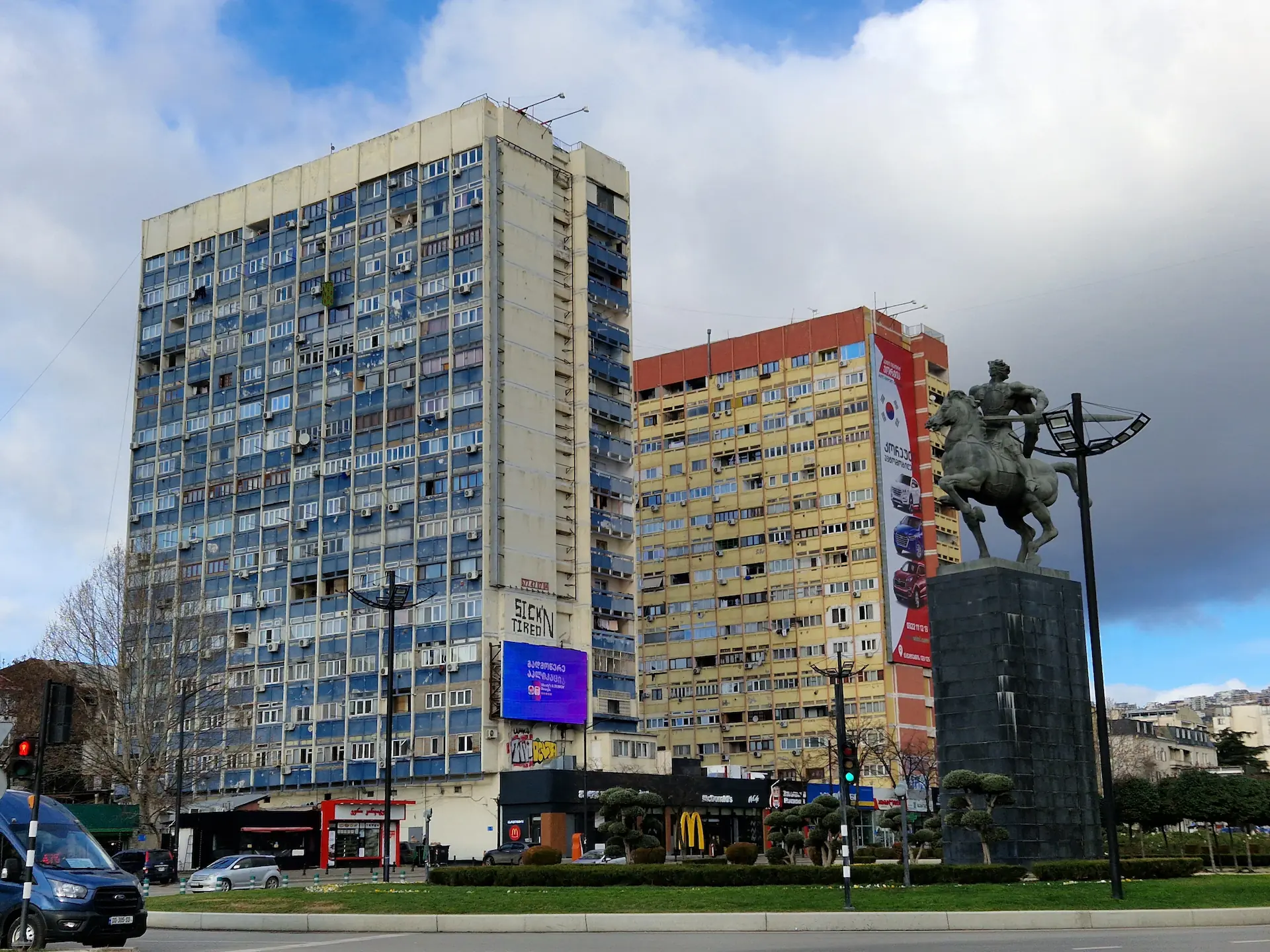 Deux bâtiments colorés au style soviétique.