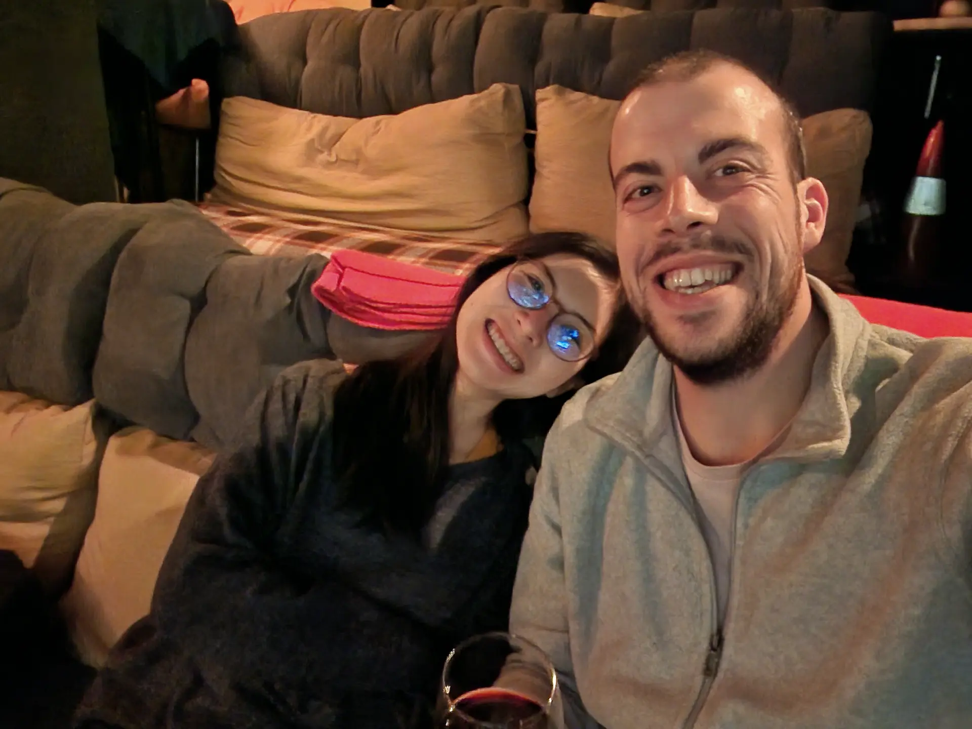 Selfie avant une séance au Art Cinema, salle vide. On a des grands sourires et Robin tient un verre de vin rouge dans sa main.